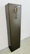 A STEEL 4 GUN CAPACITY SECURITY SAFE, KEY WITH AUCTIONEER.