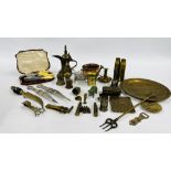 A BOX OF ASSORTED METALWARE TO INCLUDE BRASS SHELL CASES, BRASS PESTLE AND MORTAR,