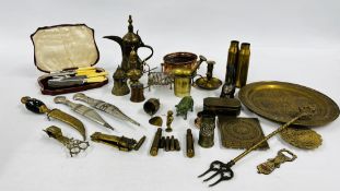 A BOX OF ASSORTED METALWARE TO INCLUDE BRASS SHELL CASES, BRASS PESTLE AND MORTAR,