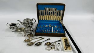 A GROUP OF VINTAGE PLATED WARE AND FLAT WARE TO INCLUDE A THREE PIECE TEASET AND A SILVER NAPKIN