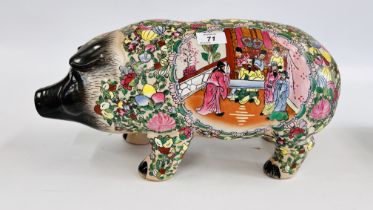 A LARGE CERAMIC PIG IN THE CHINESE FAMILLE ROSE DESIGN, L 46CM.