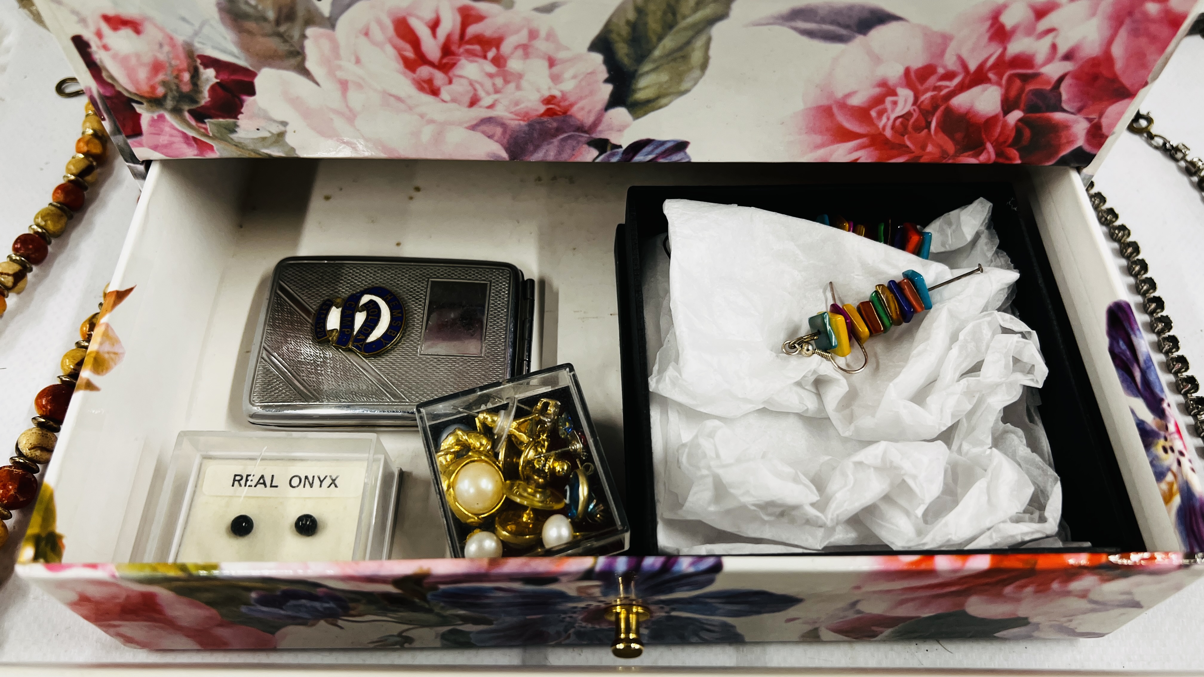 JEWELLERY BOX AND CONTENTS TO INCLUDE A COLLECTION OF VINTAGE JEWELLERY, - Image 5 of 8