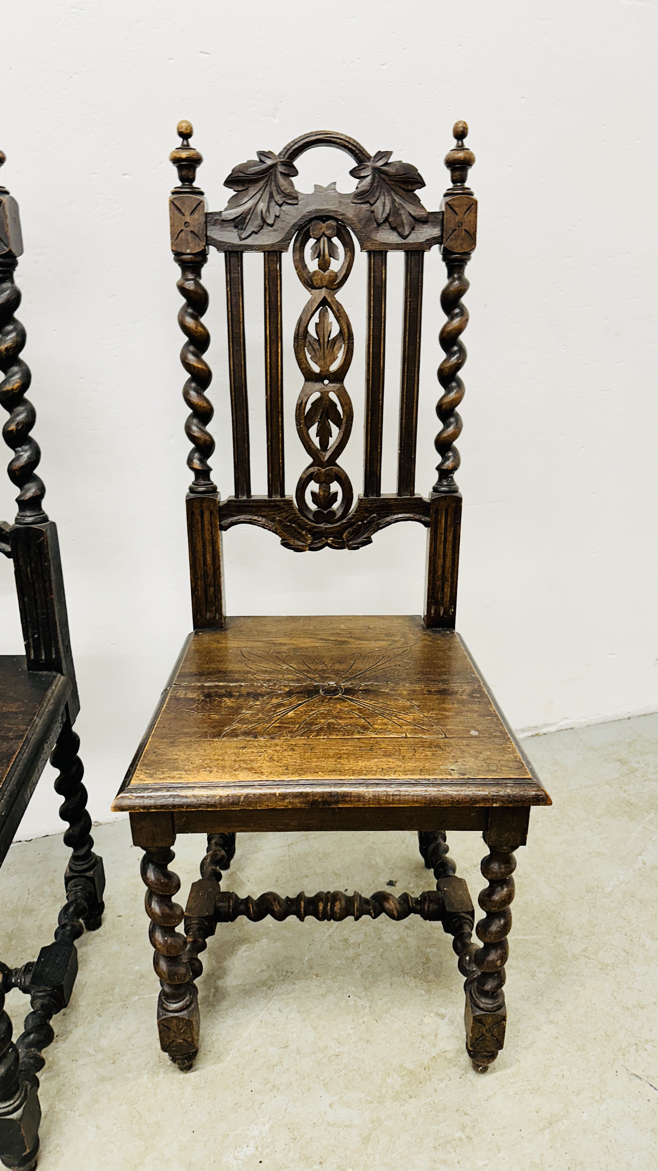 A PAIR OF ANTIQUE OAK HALL CHAIRS WITH CARVED DETAIL AND BARLEY TWIST SUPPORTS. - Image 3 of 9