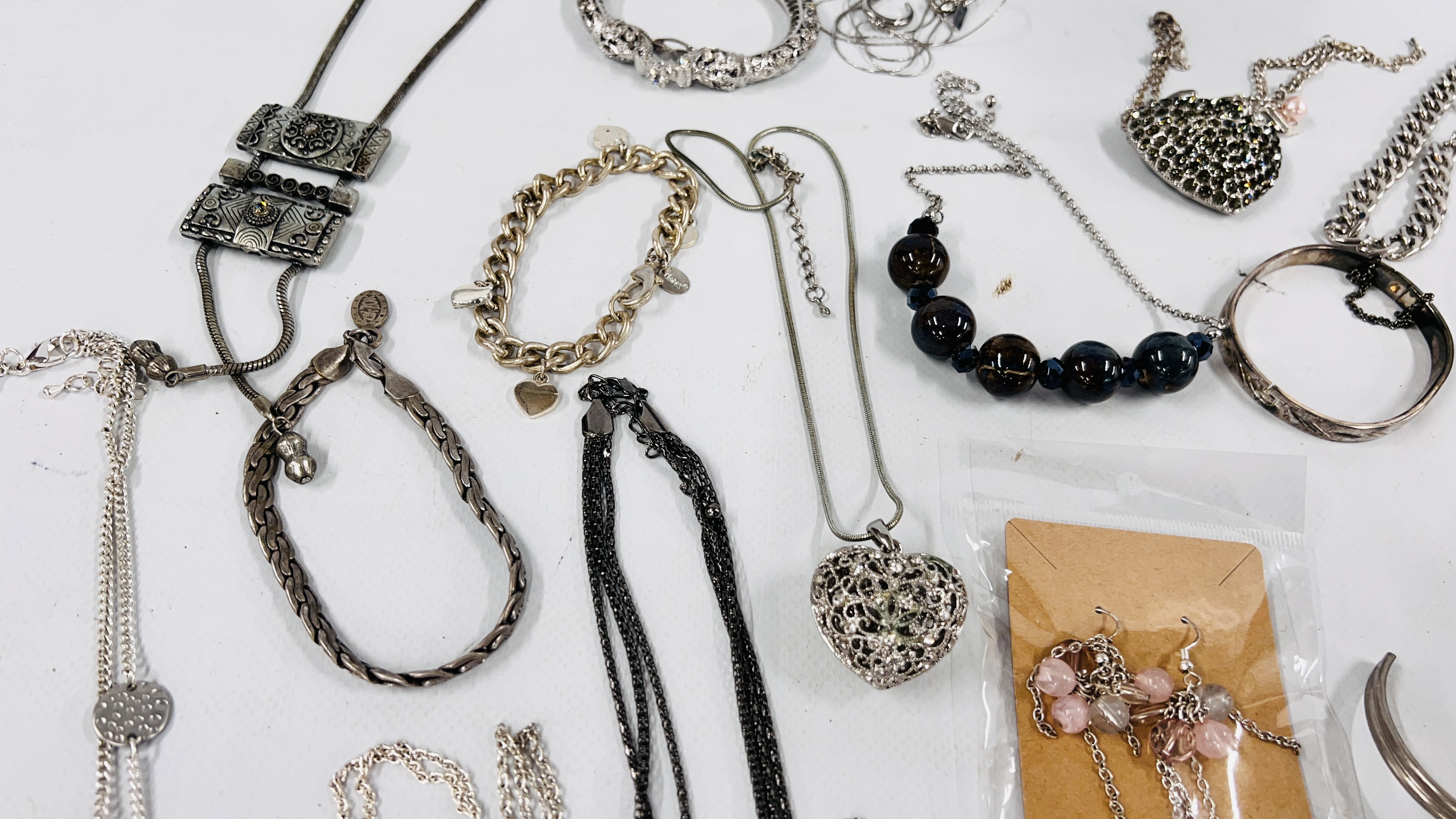 SELECTION OF SILVERTONE COSTUME JEWELLERY ALONG WITH A JEWELLERY BOX FULL OF BEADED NECKLACES. - Image 10 of 12