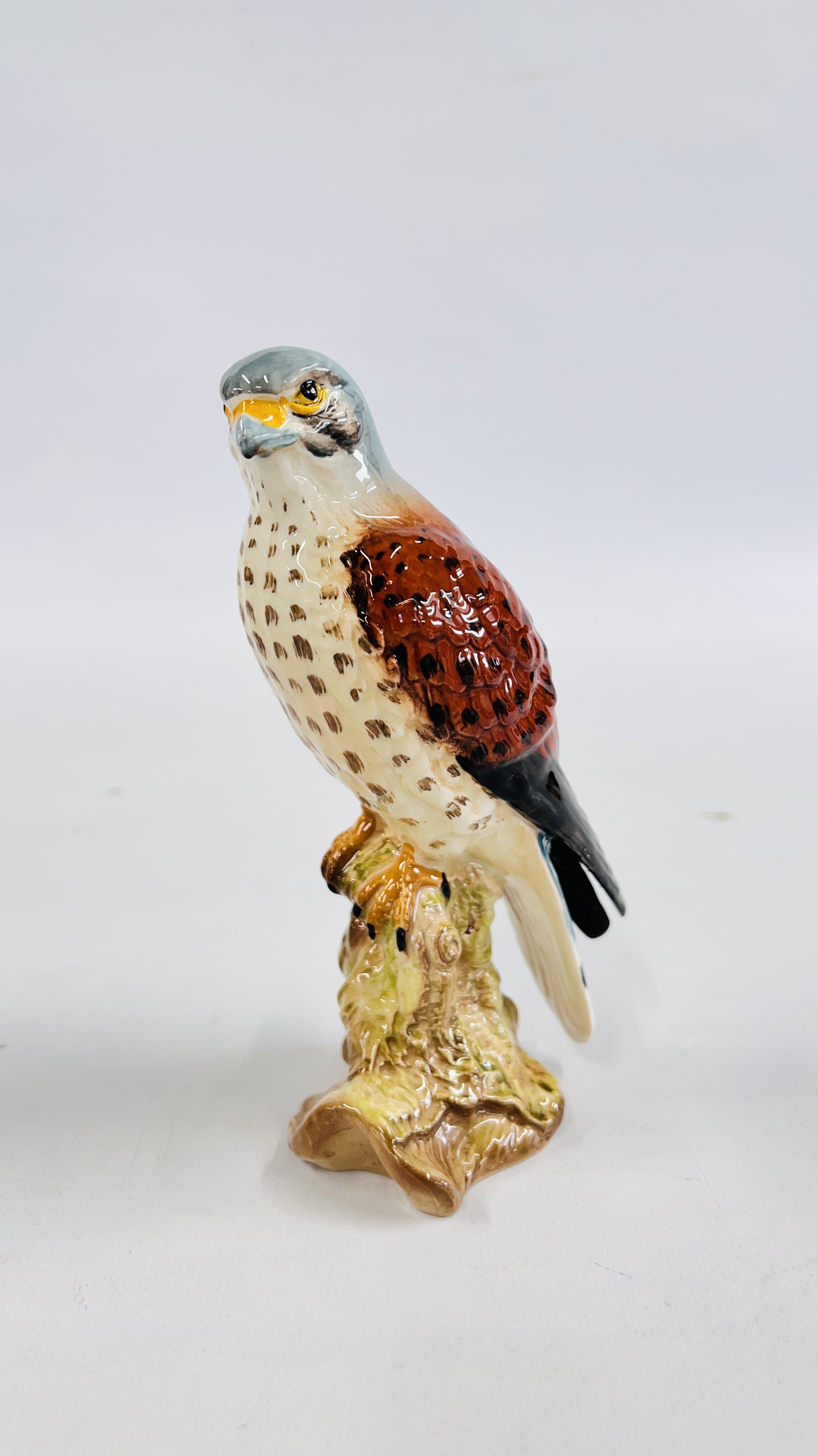 A BESWICK KESTREL FIGURE 2316 GLOSS FINISH - H 15.5CM.