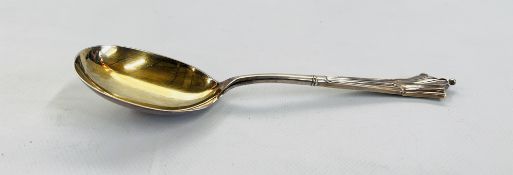 AN ANTIQUE VICTORIAN SILVER SPOON, SHEFFIELD ASSAY 1895, MAKER H. ATKINS - L 22.5CM.