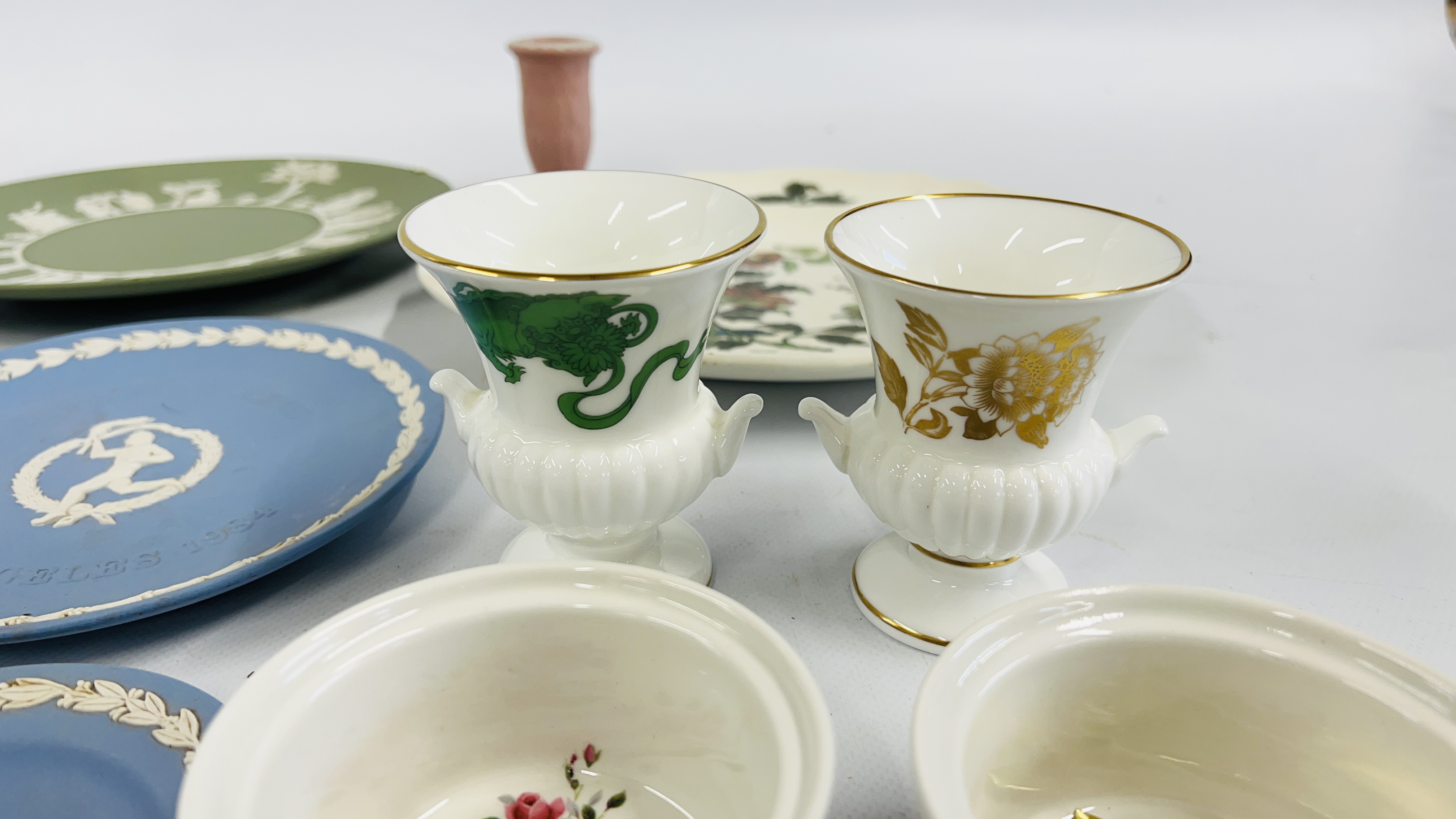 A LARGE GROUP OF WEDGEWOOD TO INCLUDE CUPS AND SAUCERS, PLATES, CANDLESTICK HOLDERS ETC. - Image 4 of 12