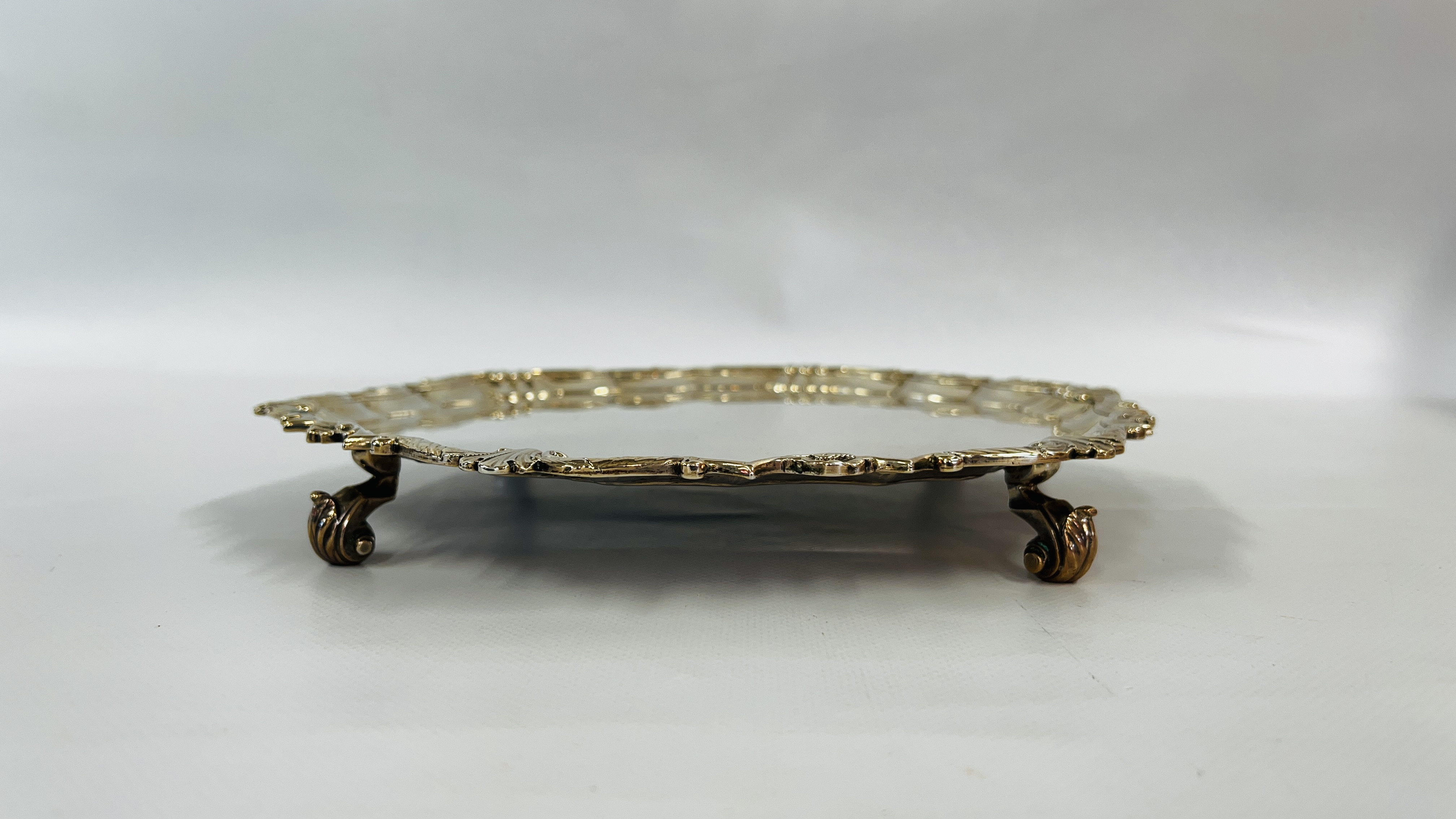 AN ANTIQUE GEORGE II SOLID SILVER SALVER, LONDON ASSAY 1739 MAKER I.R. - DIAM 28CM X H 2.5CM. - Image 2 of 25