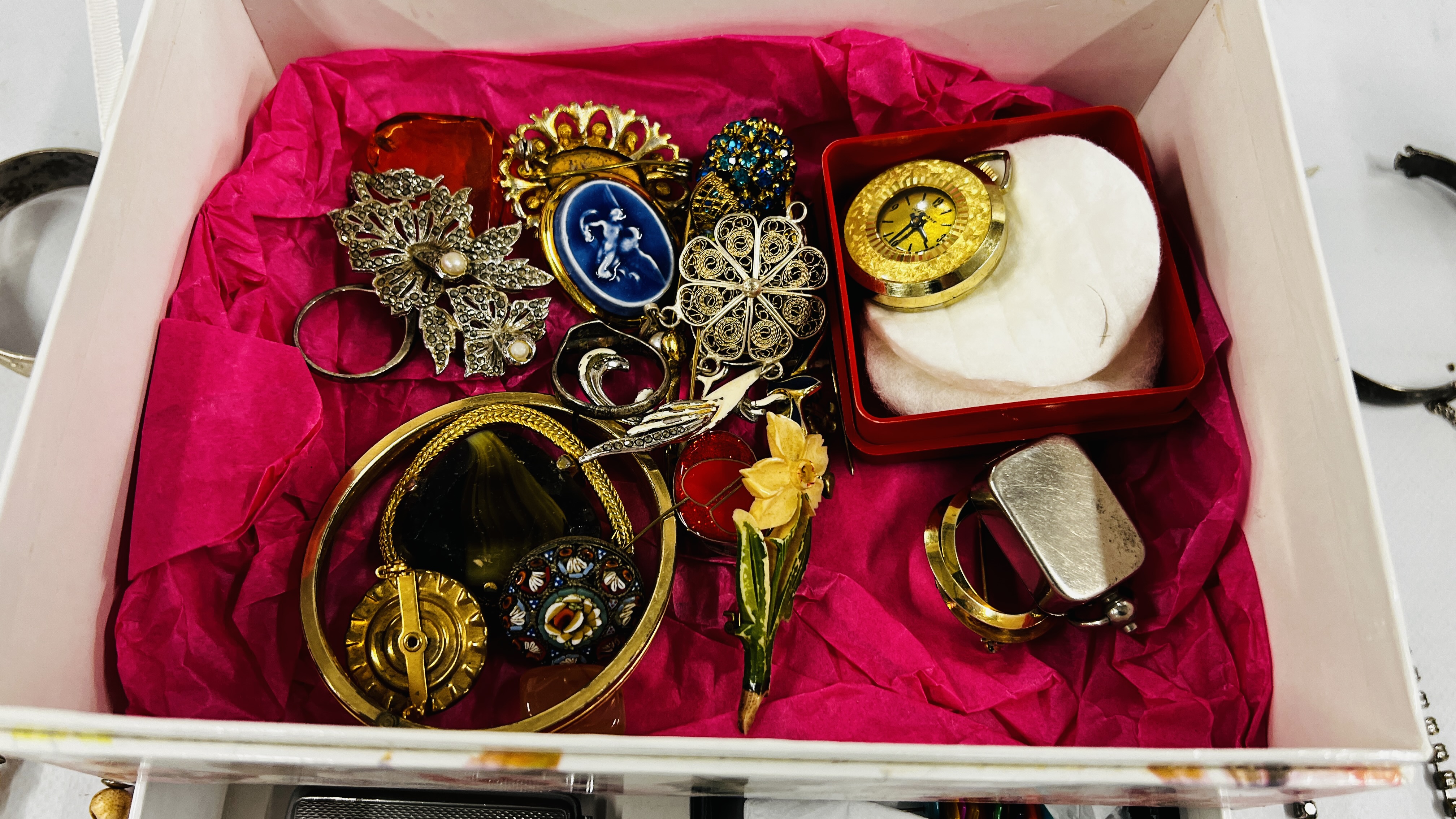 JEWELLERY BOX AND CONTENTS TO INCLUDE A COLLECTION OF VINTAGE JEWELLERY, - Image 4 of 8