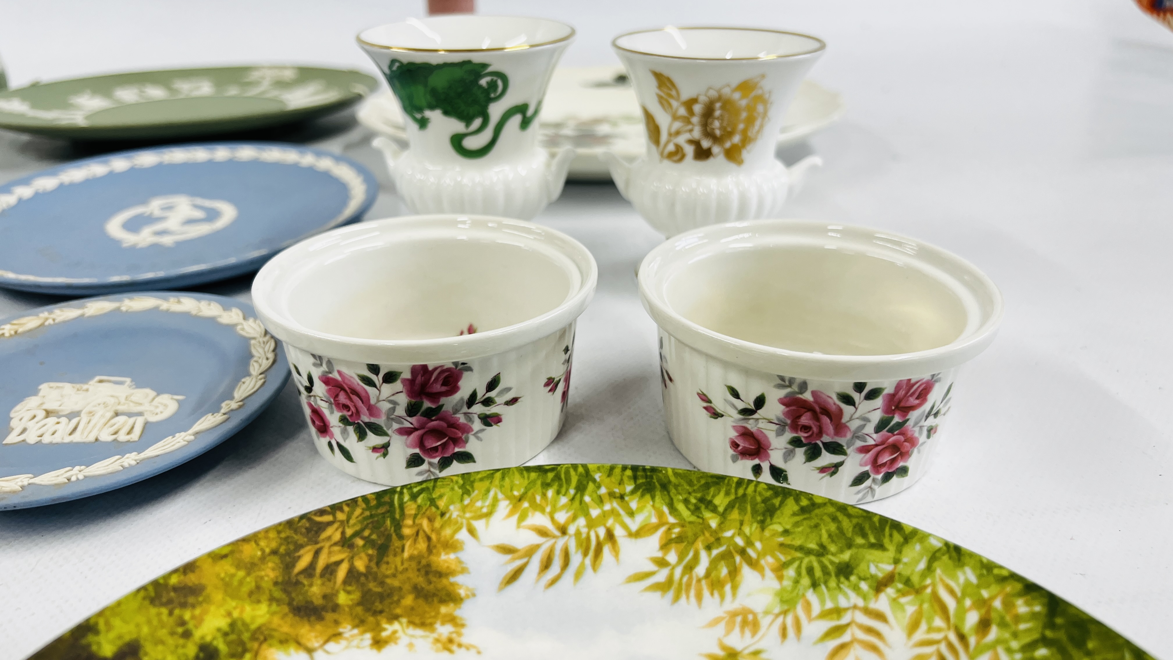 A LARGE GROUP OF WEDGEWOOD TO INCLUDE CUPS AND SAUCERS, PLATES, CANDLESTICK HOLDERS ETC. - Image 3 of 12