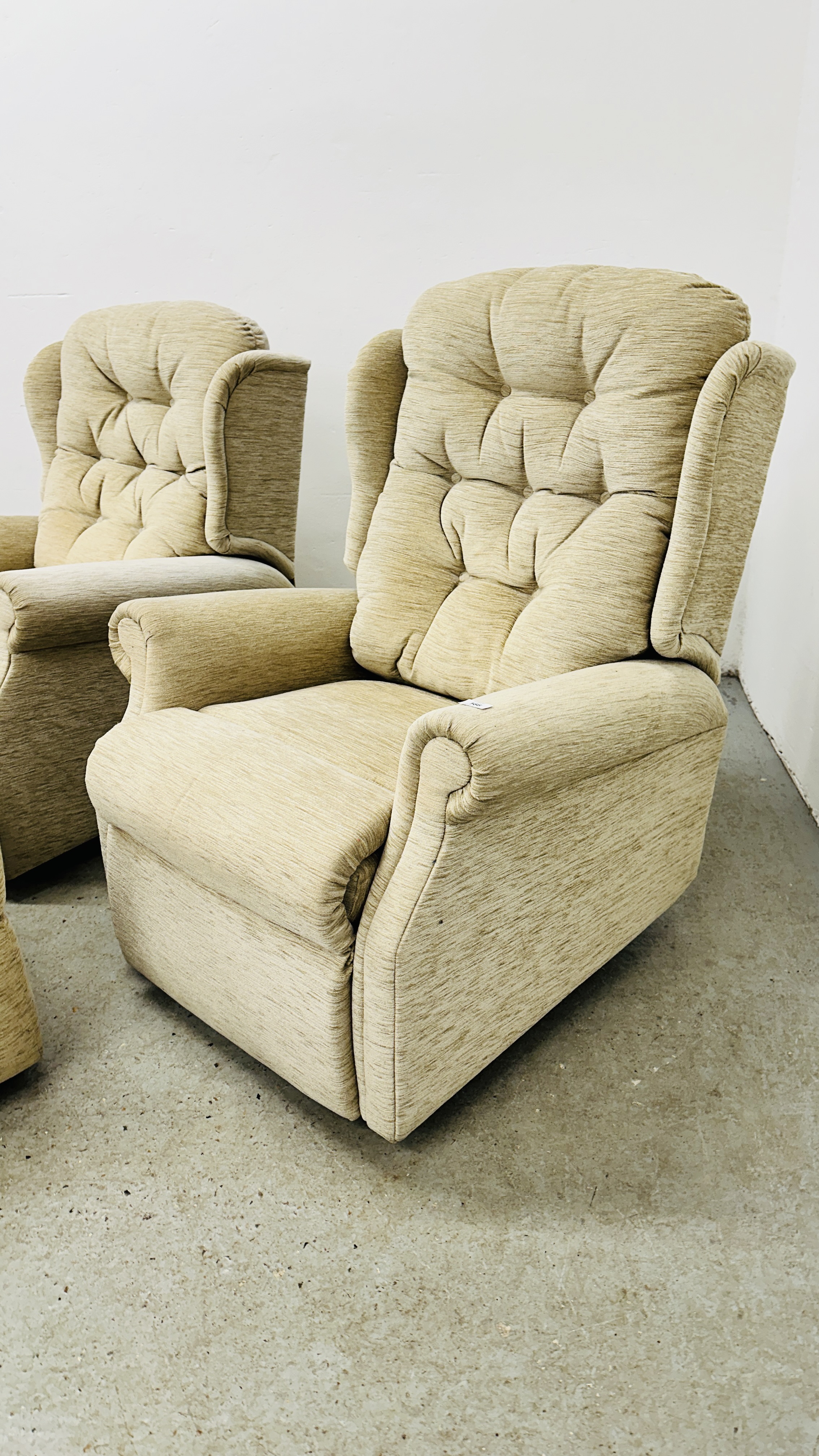 A PAIR OF GOOD QUALITY FAWN UPHOLSTERED RECLINING EASY CHAIRS. - Image 10 of 11