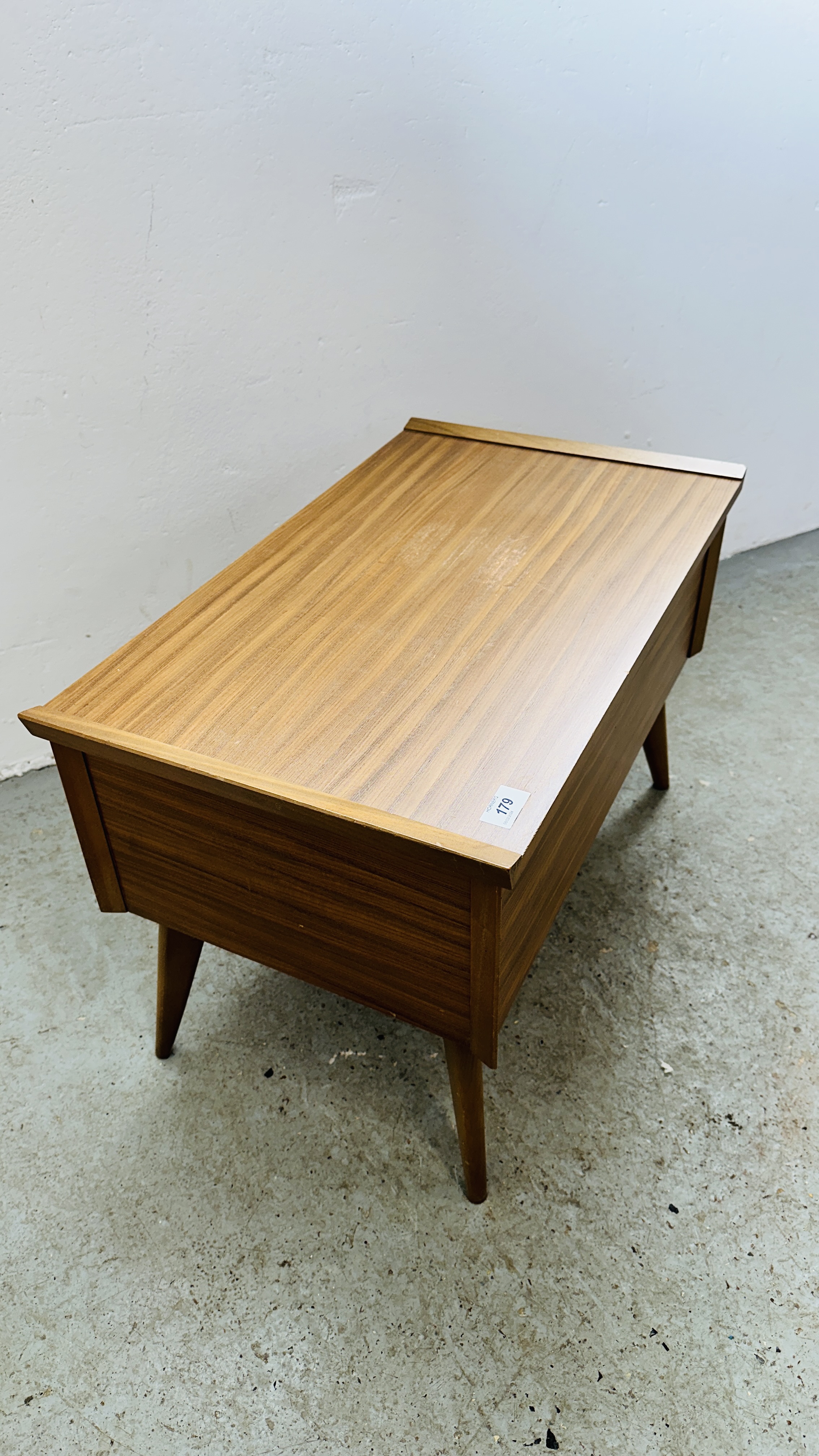 A MID CENTURY TEAK FINISH 'RNOLD' SEWING BOX CONTAINING LARGE QUANTITY MIXED SEWING ACCESSORIES - Image 5 of 5