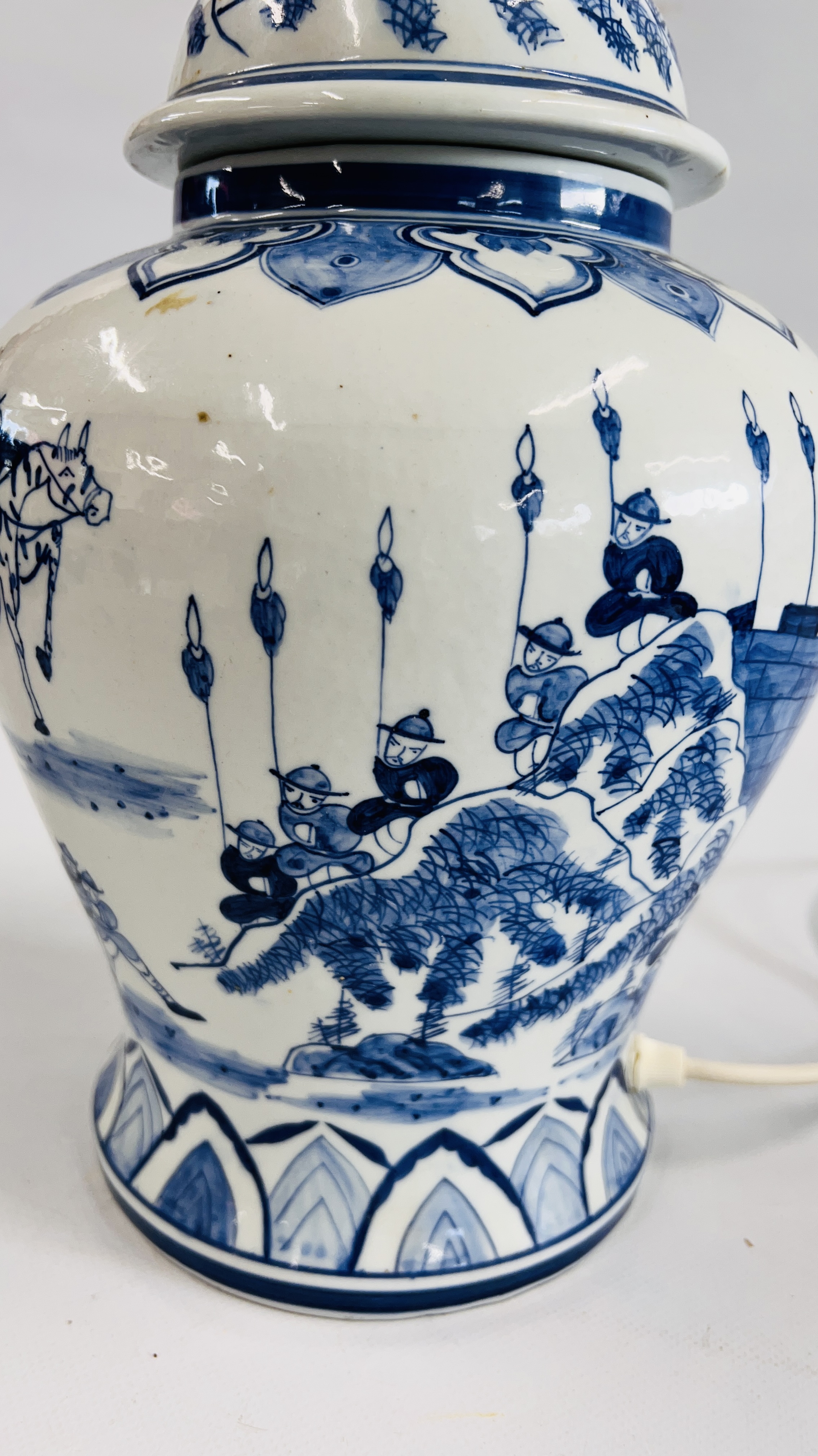A VINTAGE STYLE BLUE AND WHITE ORIENTAL GINGER JAR LAMP, H 30CM - SOLD AS SEEN. - Image 4 of 6