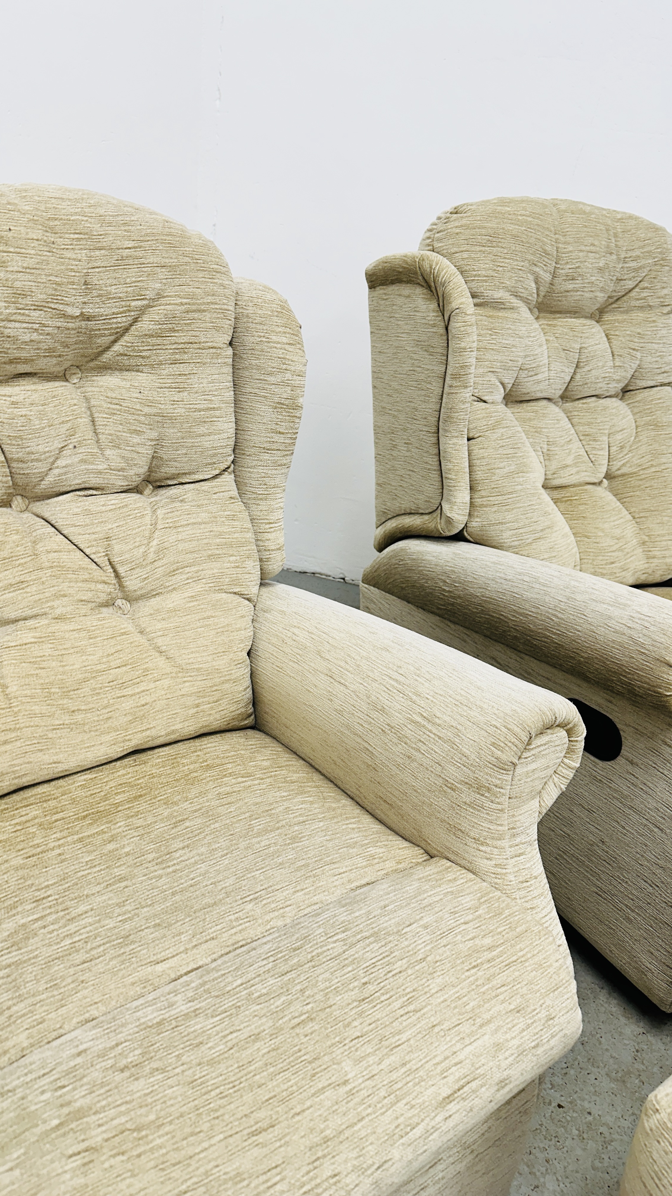 A PAIR OF GOOD QUALITY FAWN UPHOLSTERED RECLINING EASY CHAIRS. - Image 7 of 11