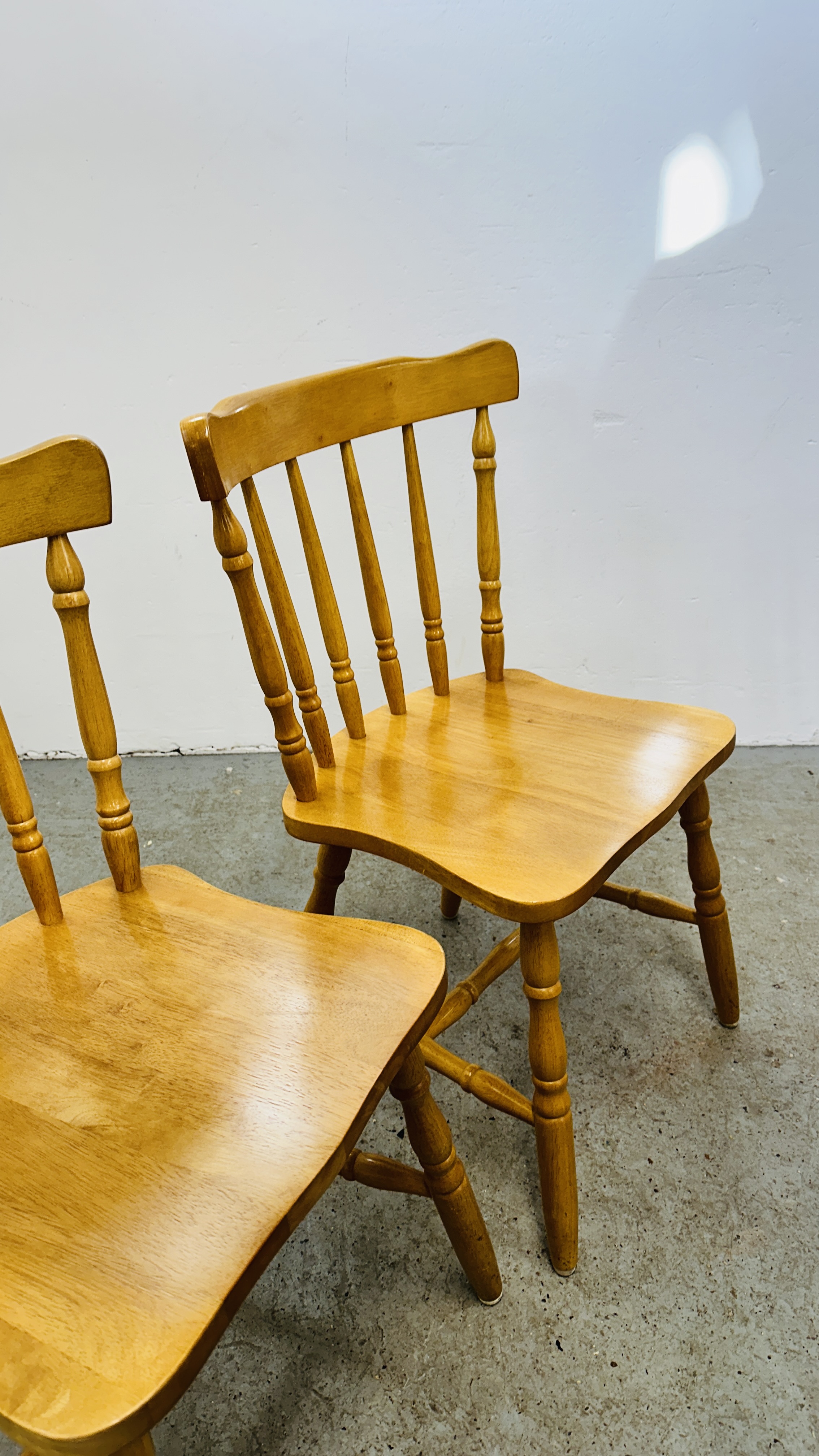 A SET OF FOUR SOLID BEECHWOOD KITCHEN CHAIRS. - Image 5 of 6