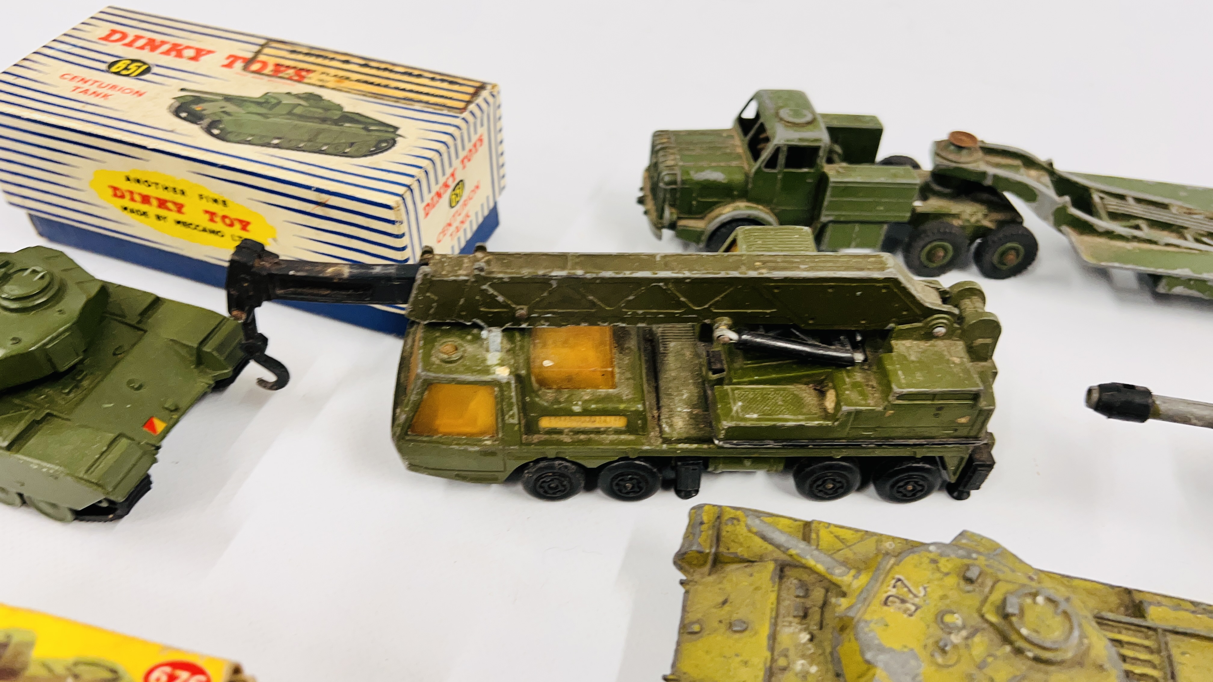 A GROUP OF VINTAGE DINKY DIE-CAST MILITARY VEHICLES TO INCLUDE A CHEFTAIN TANK, CENTURION TANK, - Image 9 of 14