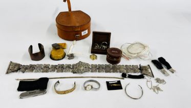 A VINTAGE LEATHER COLLAR BOX AND CONTENTS TO INCLUDE VINTAGE STUDS, ELABORATE PLATED BELT,