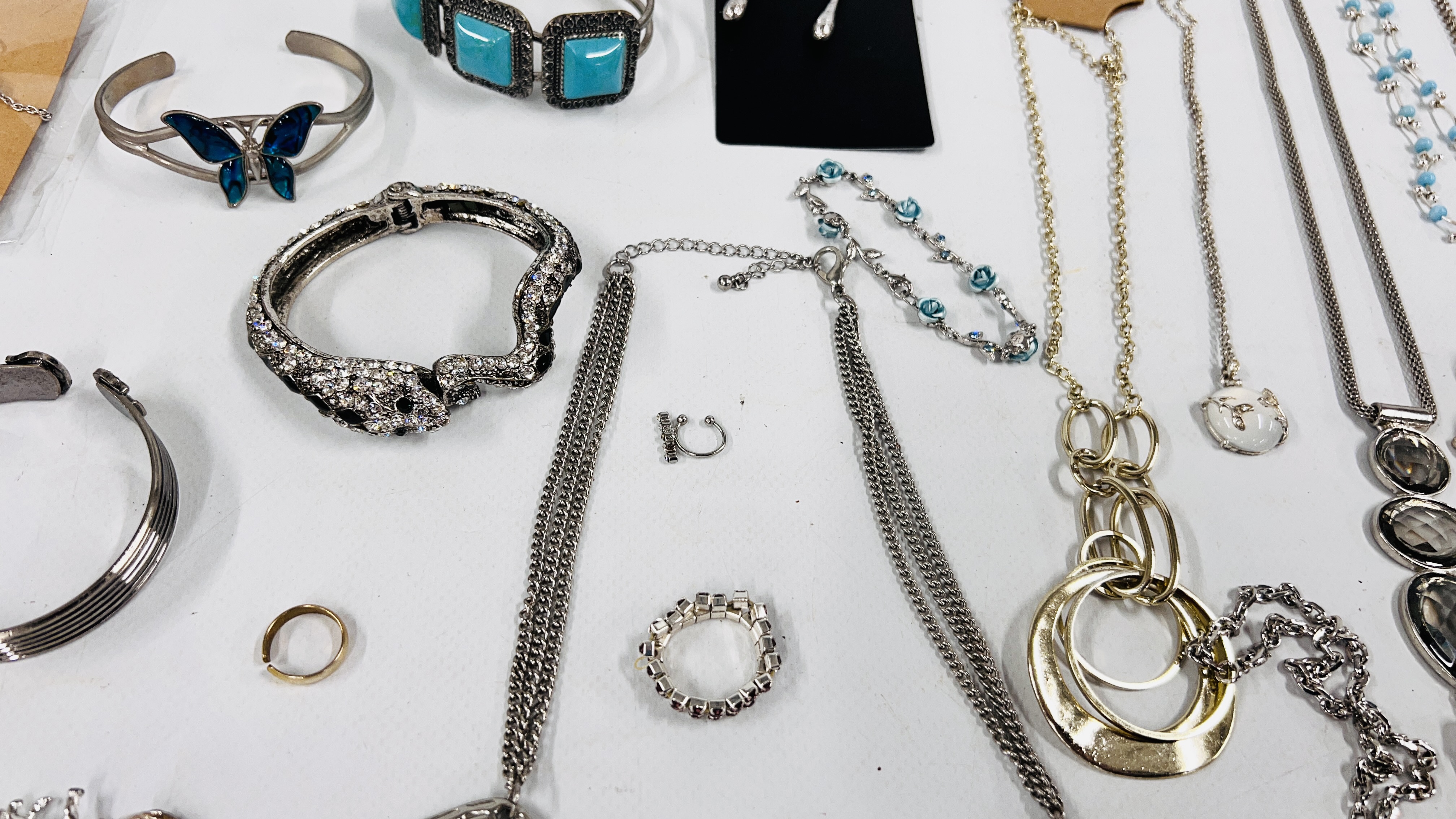 SELECTION OF SILVERTONE COSTUME JEWELLERY ALONG WITH A JEWELLERY BOX FULL OF BEADED NECKLACES. - Image 6 of 12