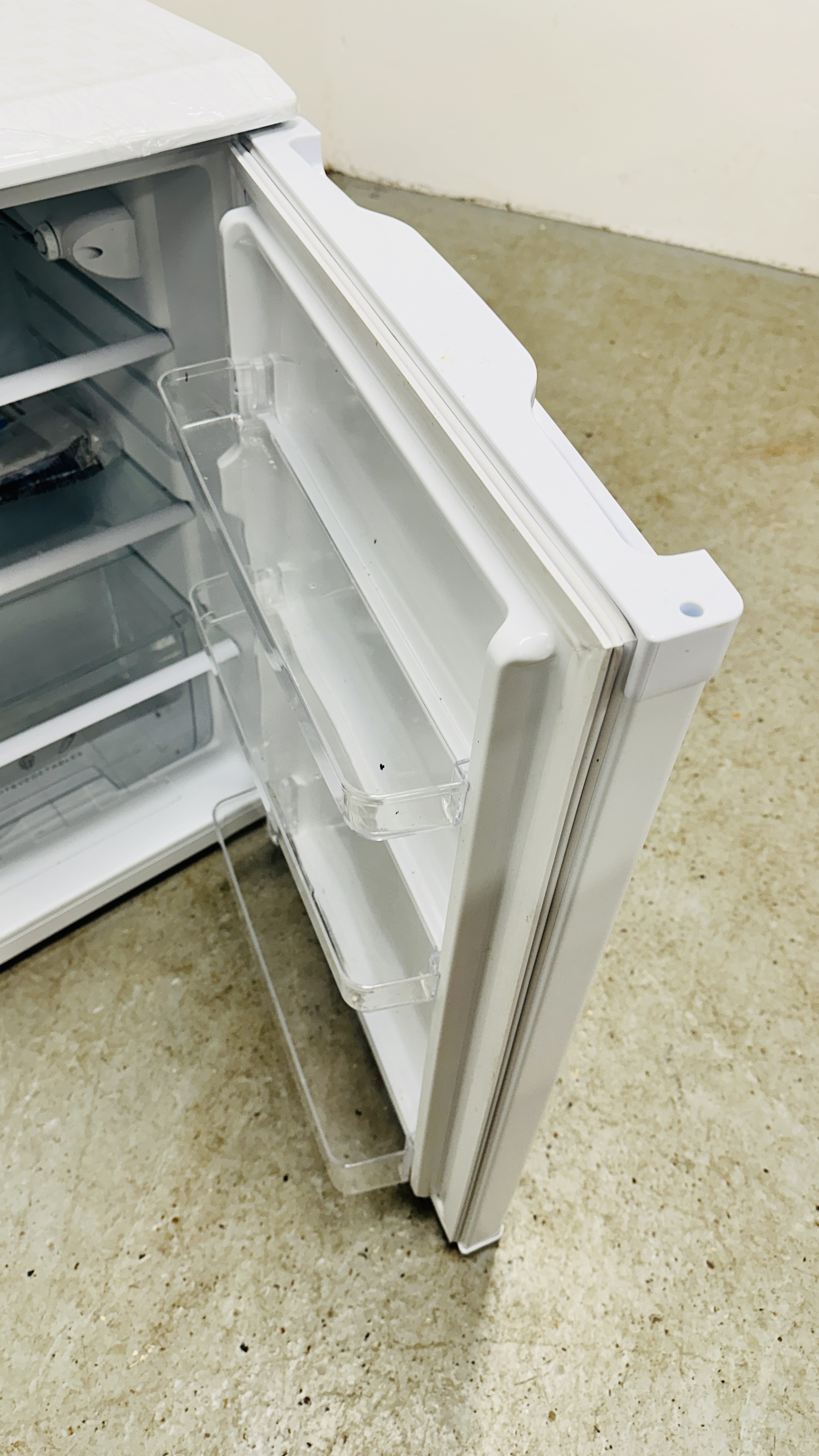 MEDIA UNDER COUNTER FRIDGE MODEL MDRD194FGF01 - SOLD AS SEEN. - Image 3 of 6