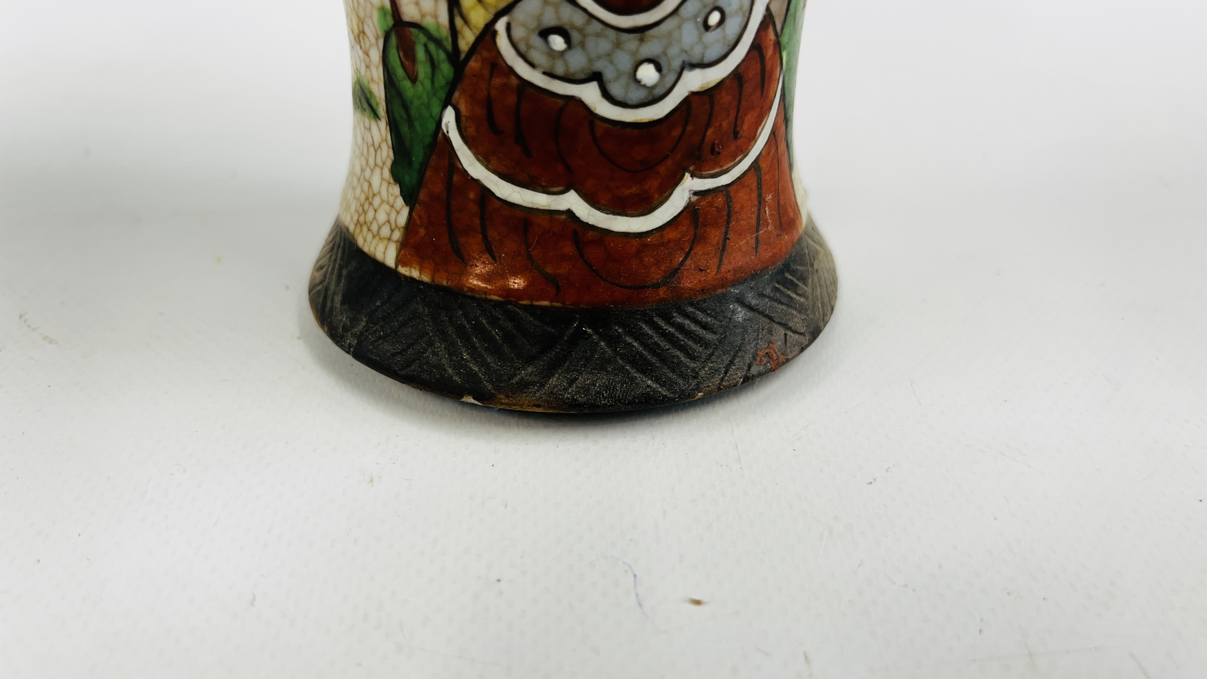 A CHINESE NANJING STYLE CRACKLED GLAZED VASE DECORATED WITH CHARACTERS AND WARRIORS UPON HORSEBACK - Image 5 of 7