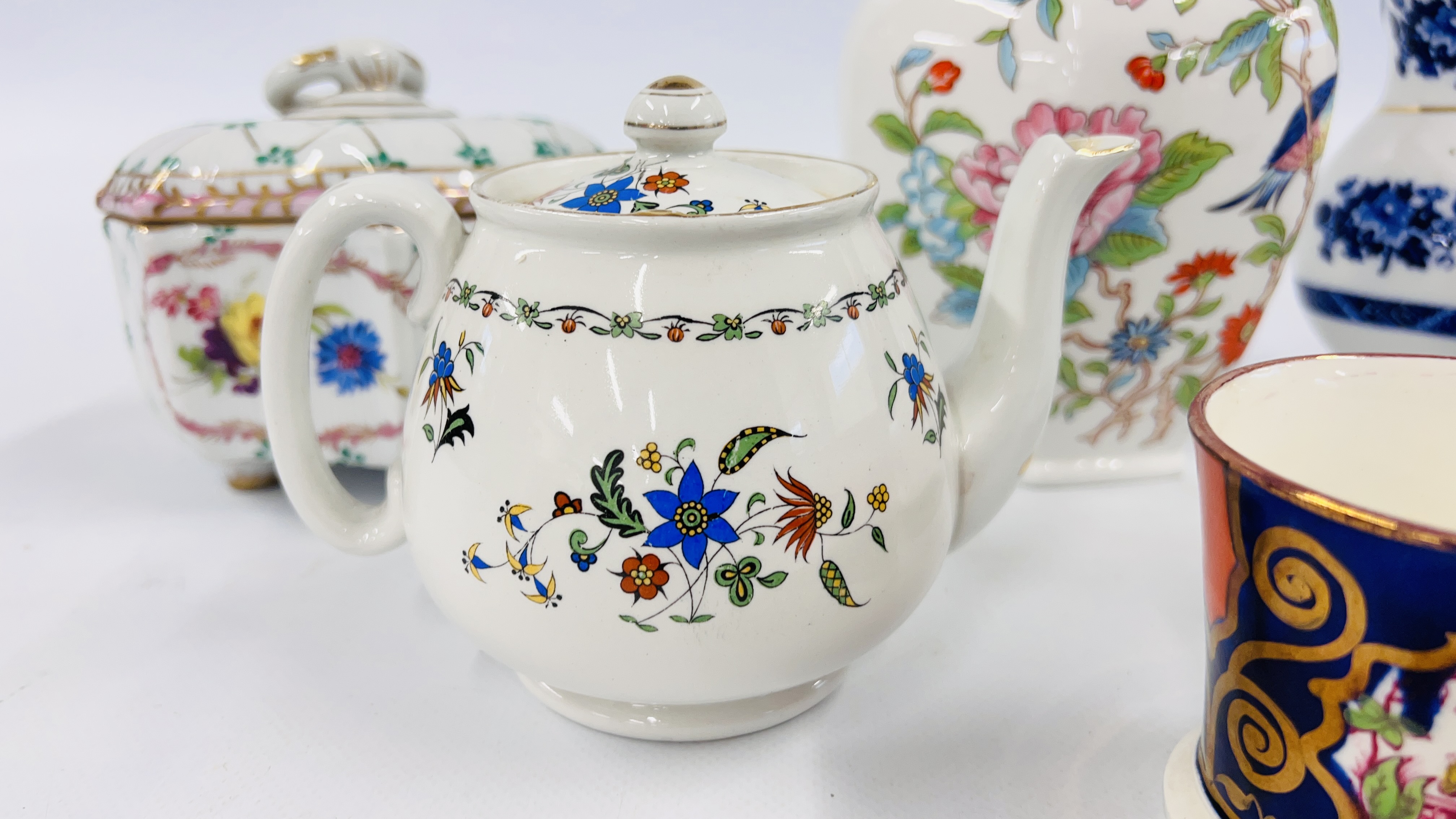 A GROUP OF COLLECTIBLE CABINET CHINA TO INCLUDE 3 DERBY COFFEE CANS AND 1 SAUCER, - Image 8 of 14