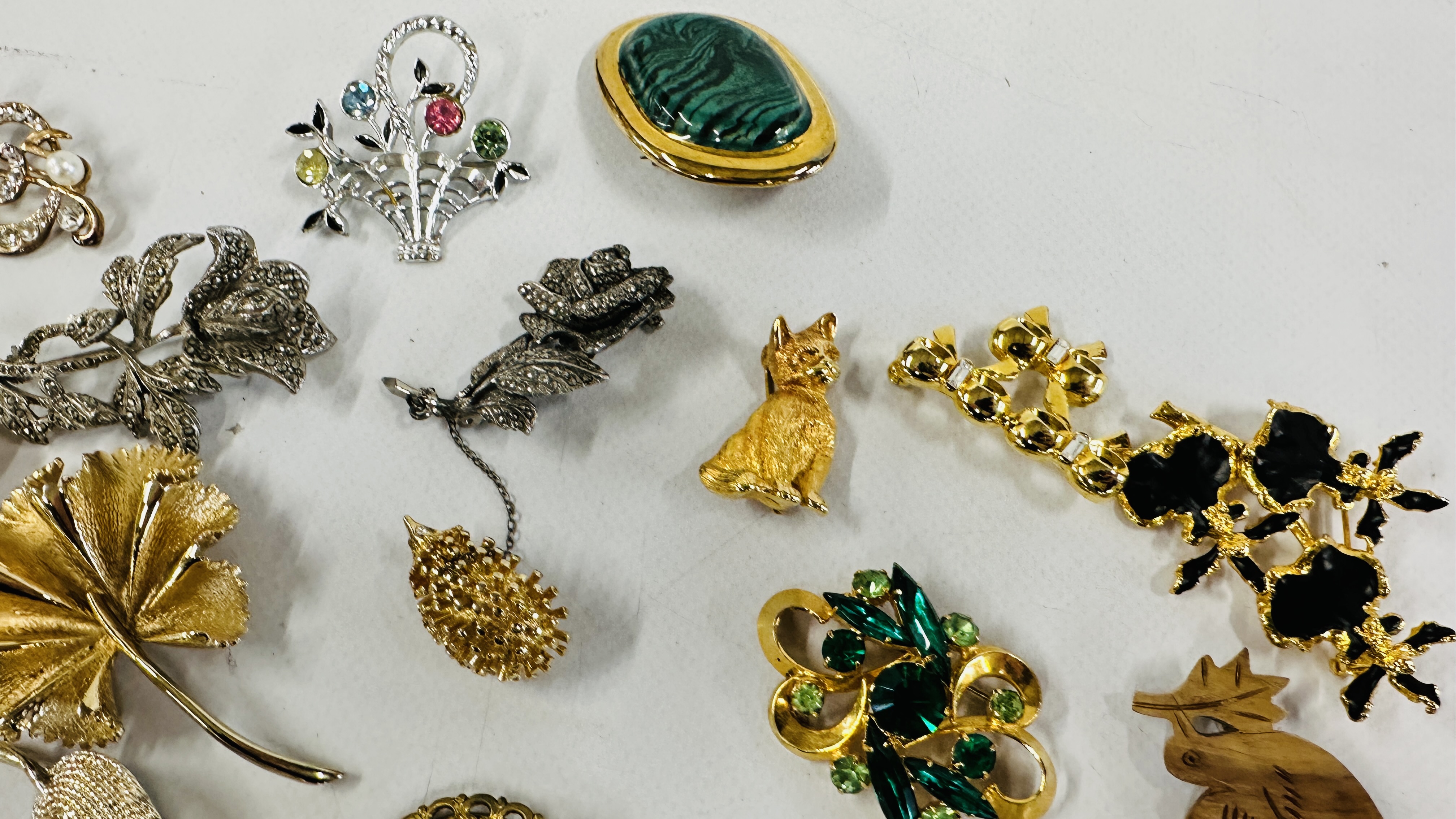 33 VINTAGE BROOCHES, BEES, TEDDY BEAR, ANIMALS ETC. - Image 6 of 9