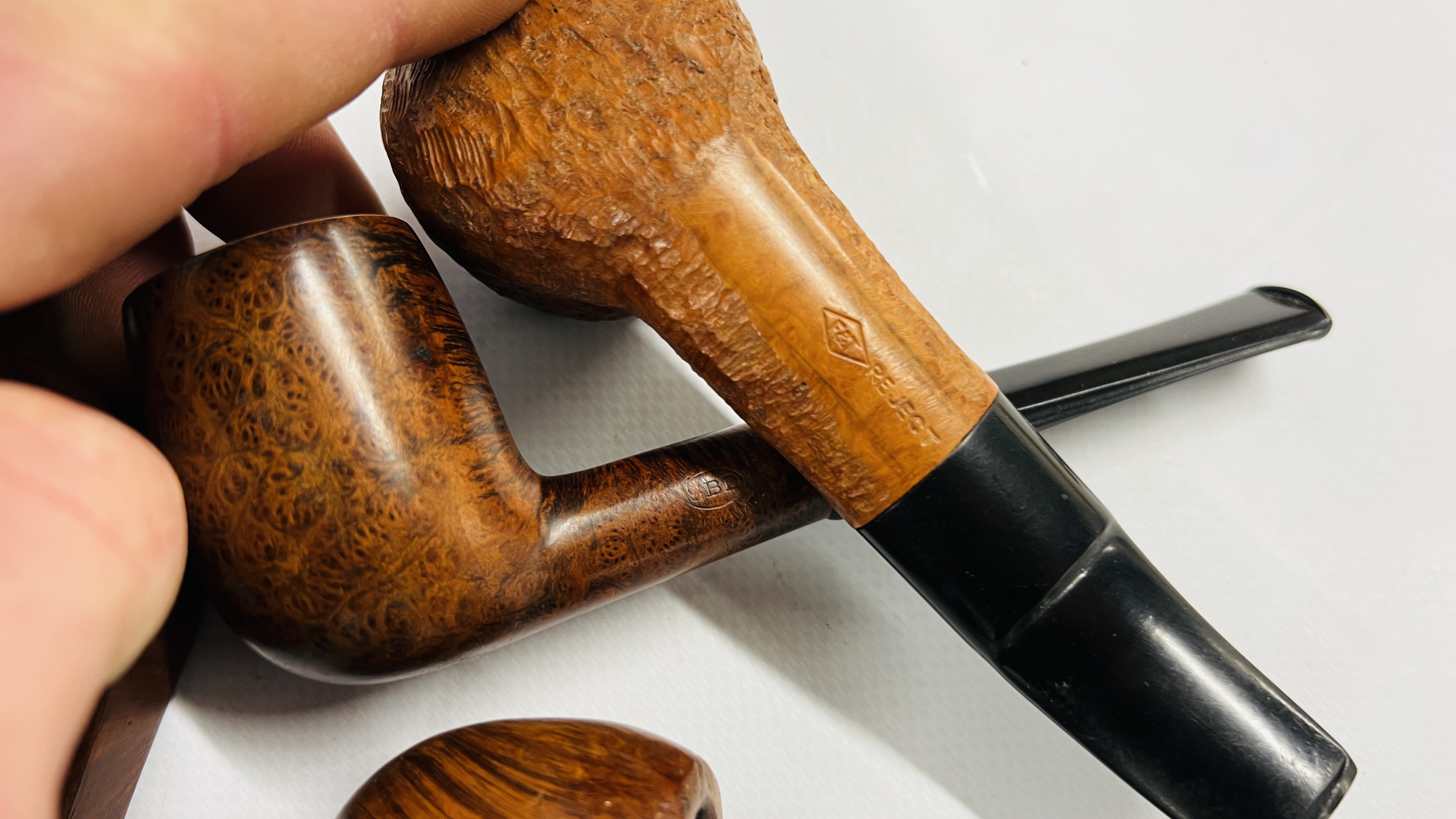 A GROUP OF 5 VINTAGE TOBACCO SMOKING PIPES TO INCLUDE EXAMPLES MARKED F & T, HARDCASTLE ETC. - Image 11 of 12