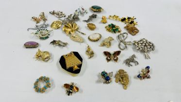 33 VINTAGE BROOCHES, BEES, TEDDY BEAR, ANIMALS ETC.