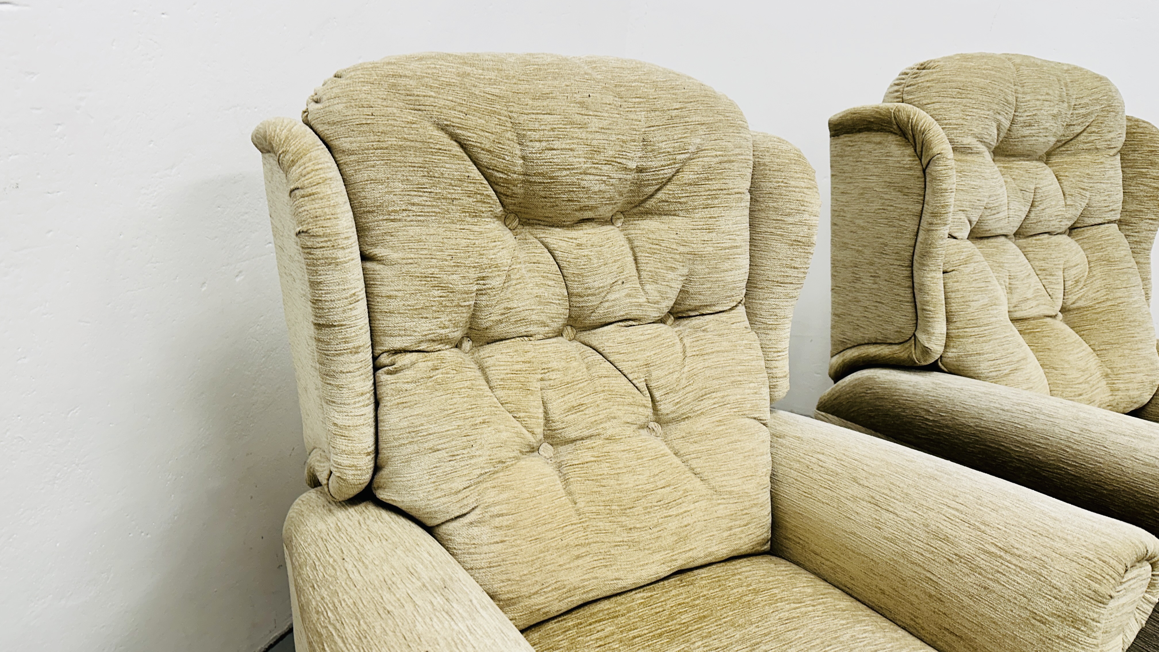 A PAIR OF GOOD QUALITY FAWN UPHOLSTERED RECLINING EASY CHAIRS. - Image 5 of 11