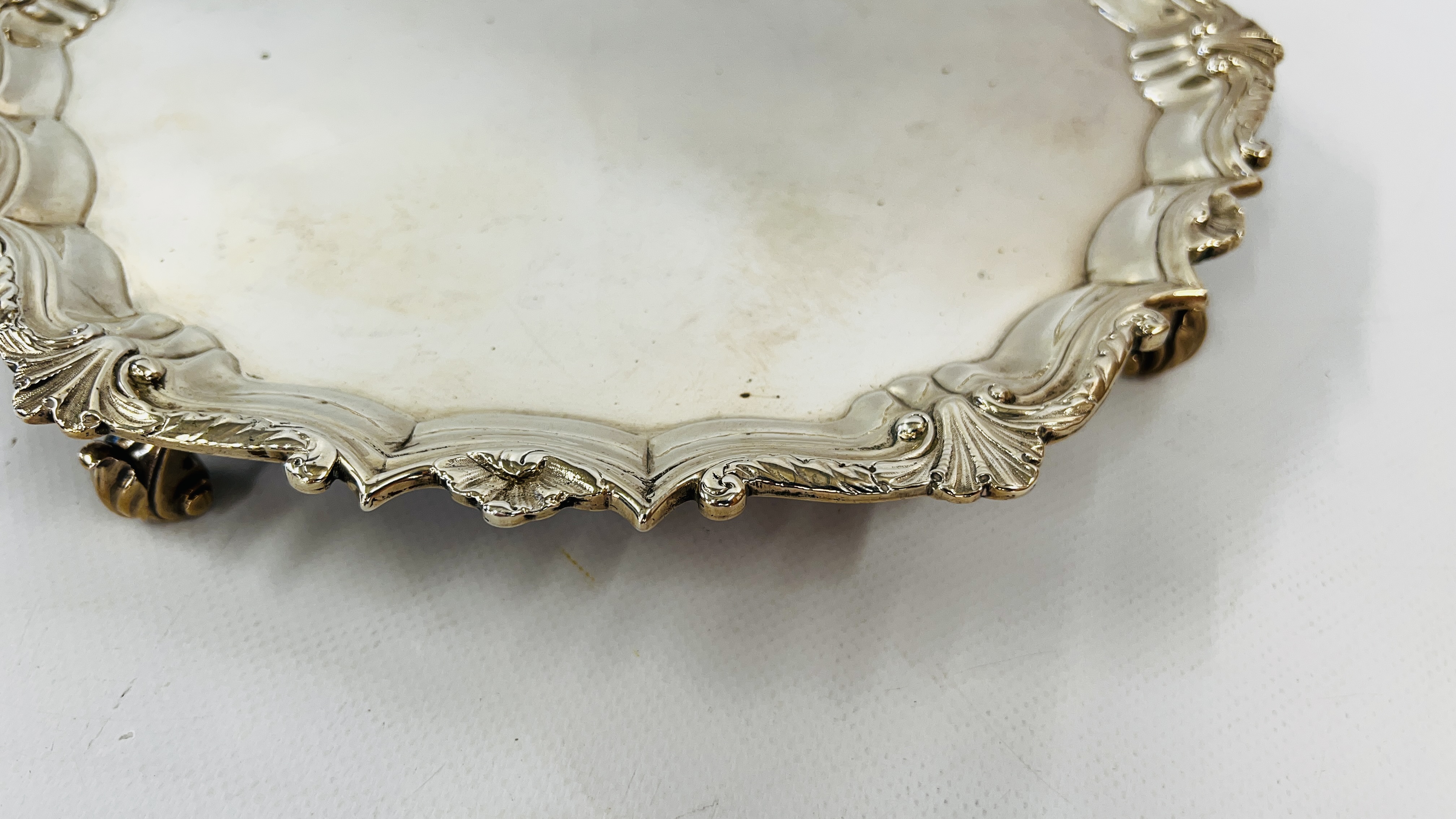 AN ANTIQUE GEORGE II SOLID SILVER SALVER, LONDON ASSAY 1739 MAKER I.R. - DIAM 28CM X H 2.5CM. - Image 5 of 25