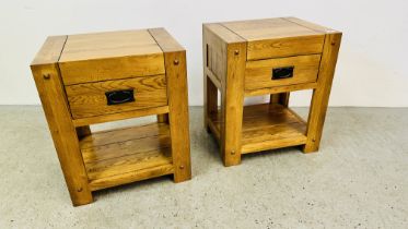 A PAIR OF GOOD QUALITY MODERN SOLID LIGHT OAK SINGLE DRAWER BEDSIDE CABINETS - W 50CM X D 40CM X H