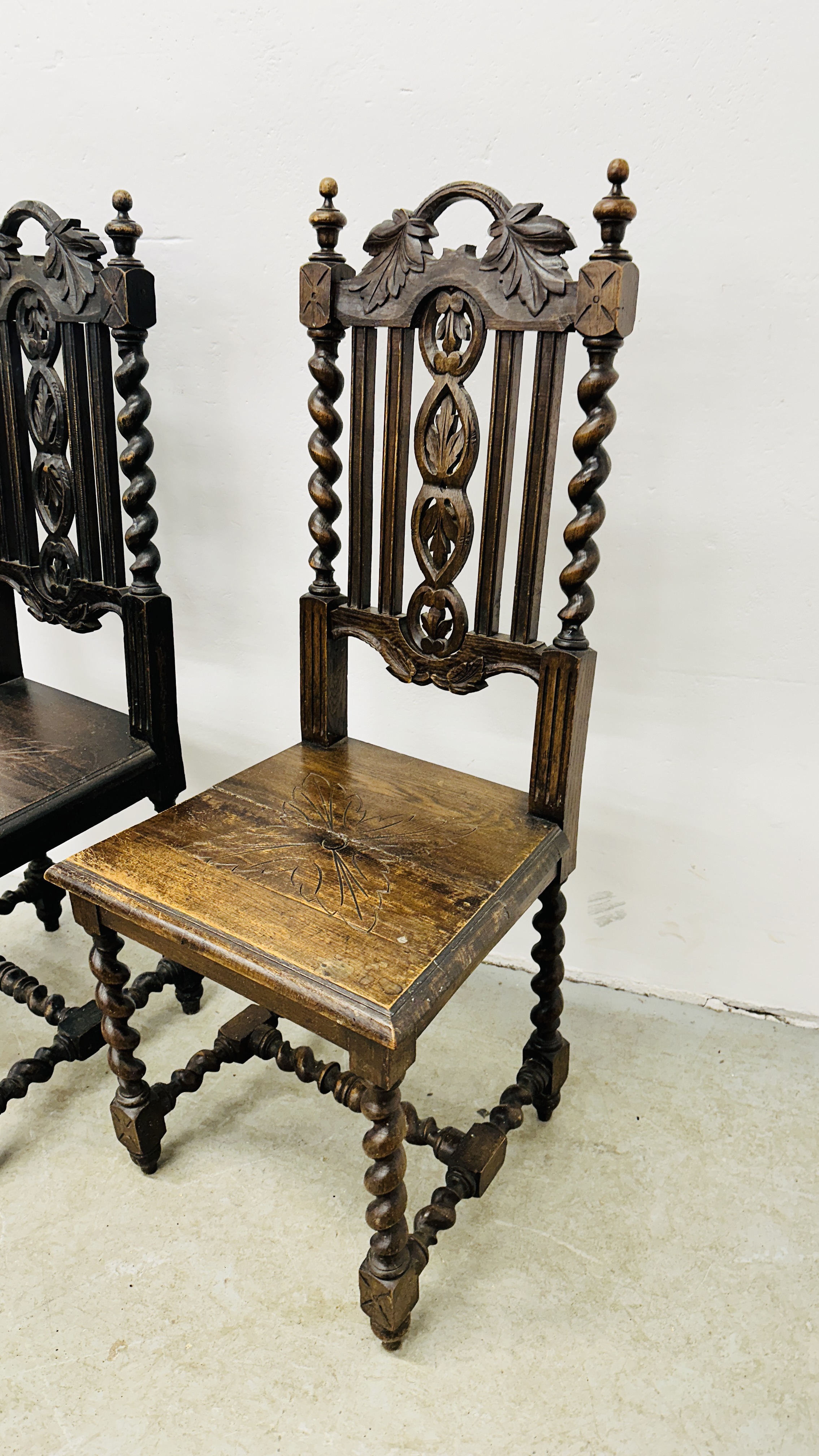 A PAIR OF ANTIQUE OAK HALL CHAIRS WITH CARVED DETAIL AND BARLEY TWIST SUPPORTS. - Image 4 of 9