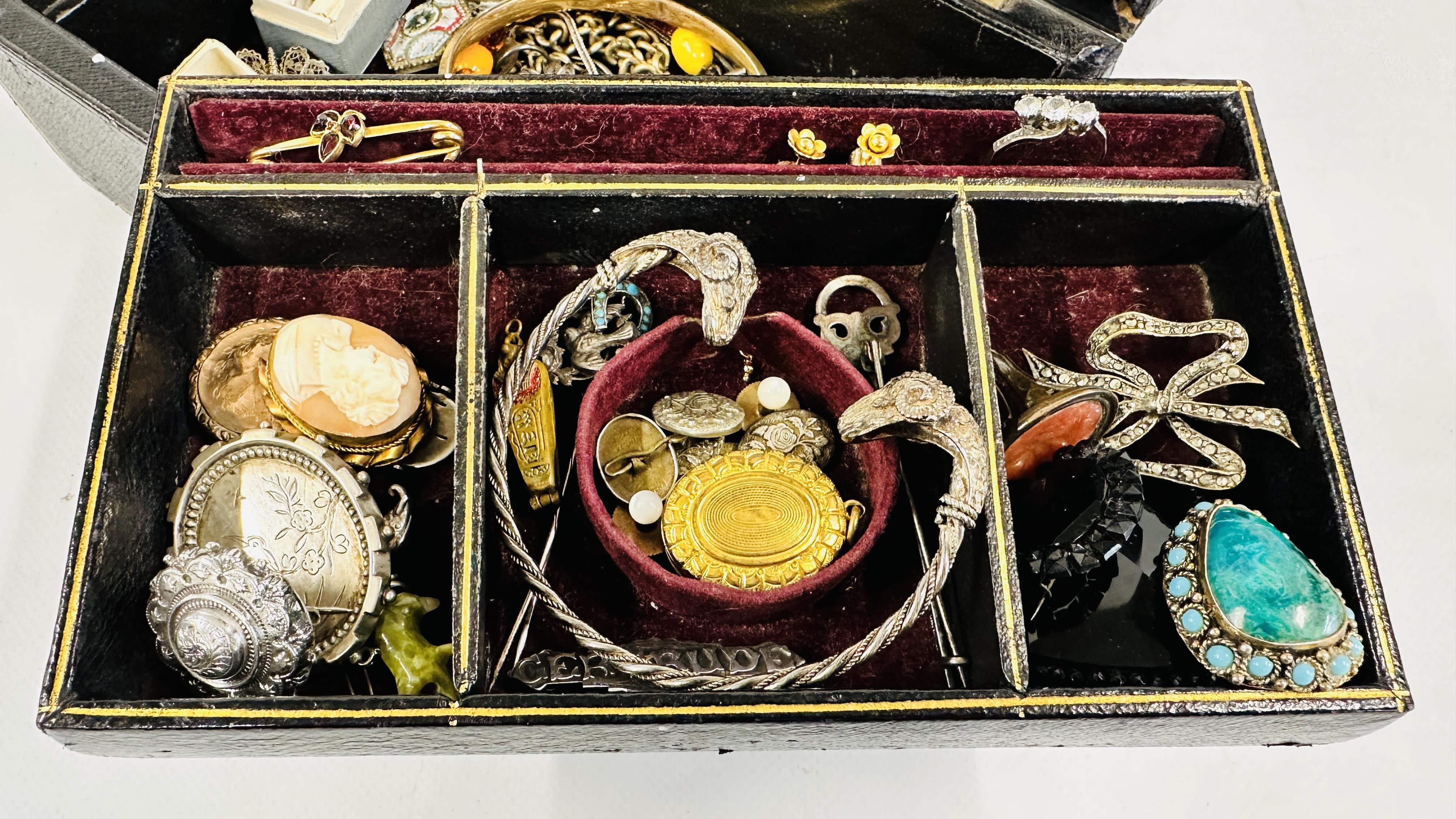 VICTORIAN AND LATER JEWELLERY TO INCLUDE LOCKETS, BROOCHES, CHARMS, SEAL ETC. - Image 2 of 10