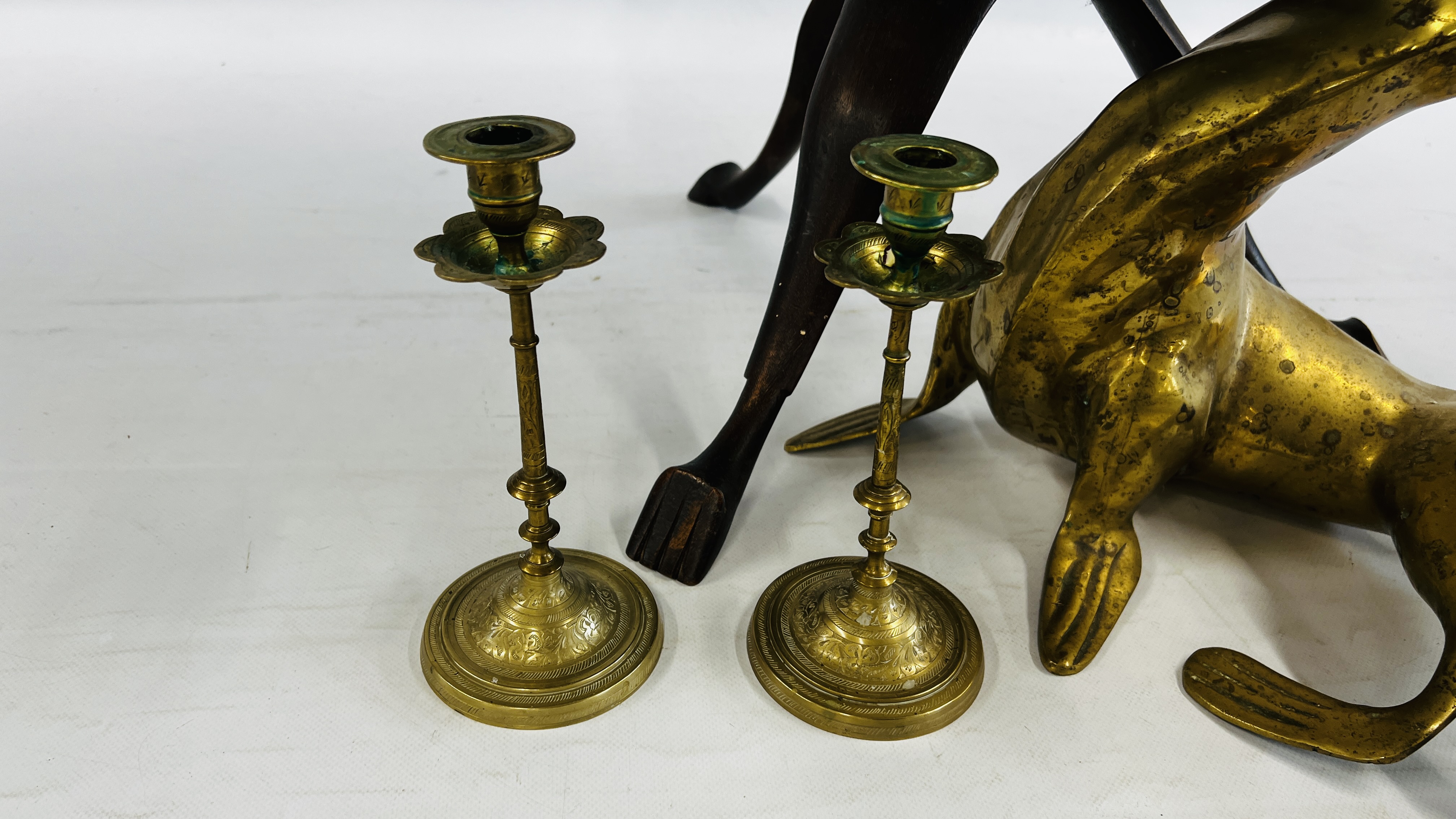 A PERSIAN INSPIRED BRASS TRAY TABLE WITH FOLDING WOODEN LEGS DIAM. - Image 4 of 9