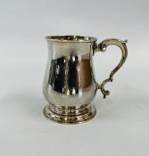 AN ANTIQUE SILVER MUG, LONDON ASSAY 1769 MAKER J.J. H 9CM.