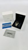 A SEIKO SOLAR GENT'S WRIST WATCH WITH SPARE LINKS AND BOX.