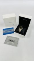 A SEIKO SOLAR GENT'S WRIST WATCH WITH SPARE LINKS AND BOX.