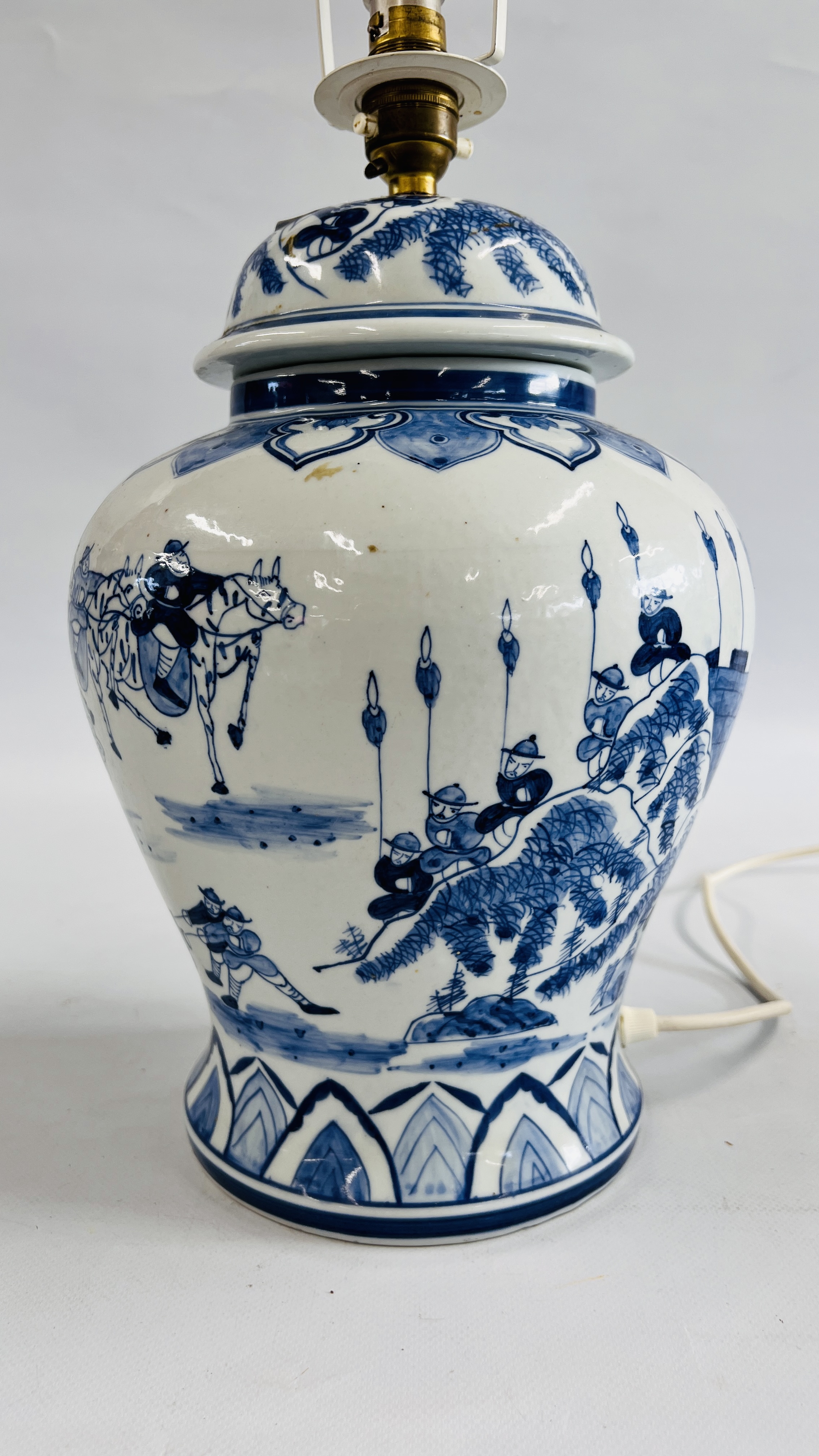 A VINTAGE STYLE BLUE AND WHITE ORIENTAL GINGER JAR LAMP, H 30CM - SOLD AS SEEN. - Image 3 of 6