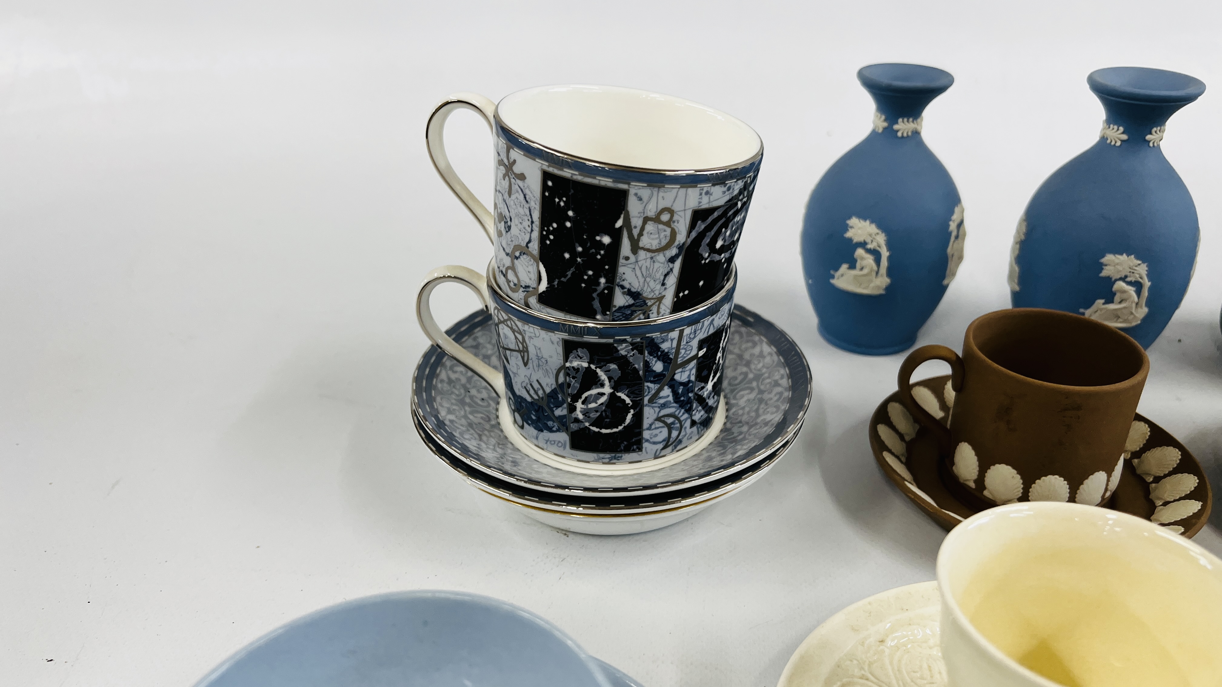 A LARGE GROUP OF WEDGEWOOD TO INCLUDE CUPS AND SAUCERS, PLATES, CANDLESTICK HOLDERS ETC. - Image 10 of 12