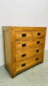 A GOOD QUALITY MODERN SOLID LIGHT OAK TWO OVER THREE CHEST OF DRAWERS - W 35CM X D 42CM X H 96CM.