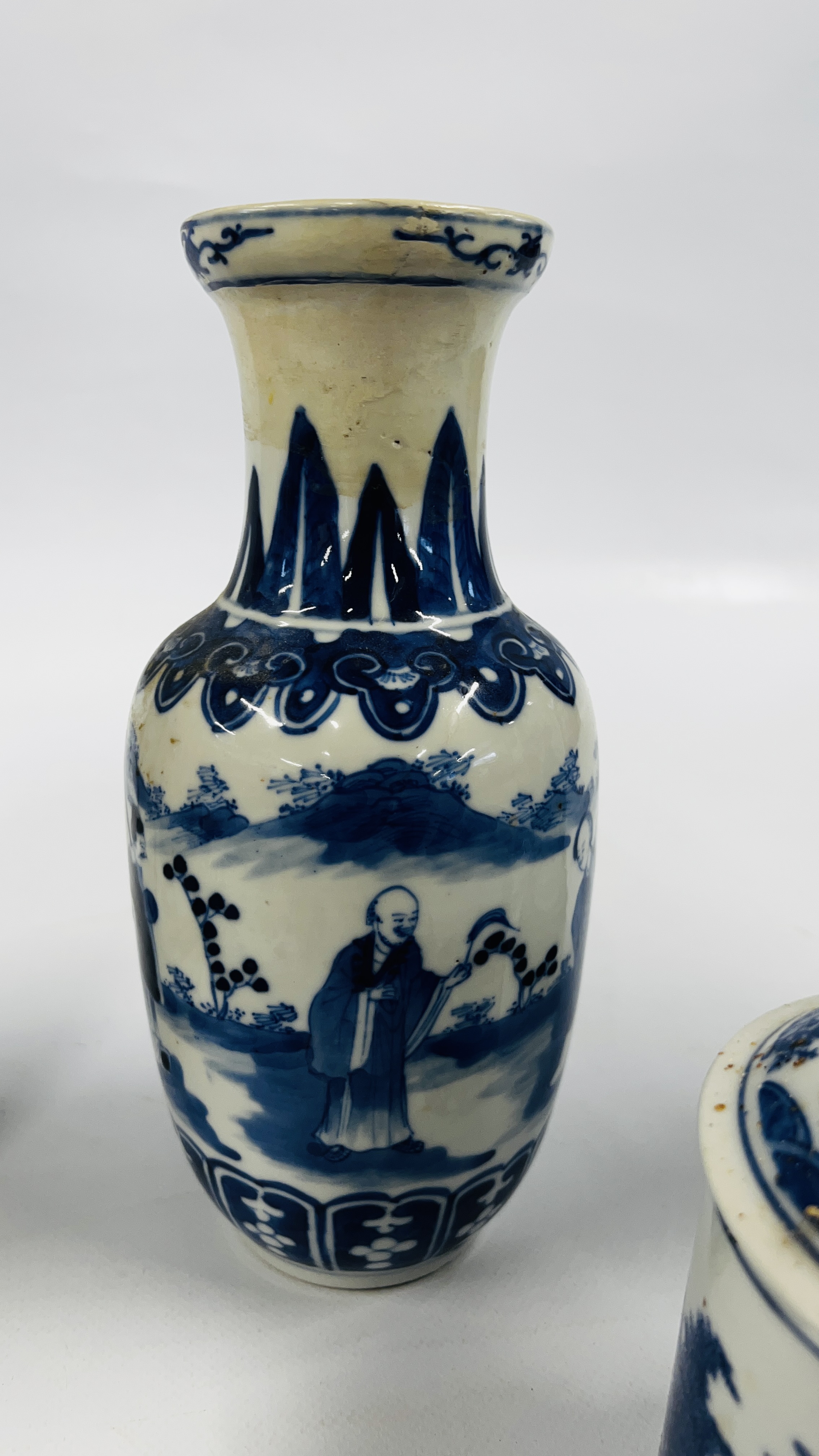 A GROUP OF ORIENTAL BLUE AND WHITE CERAMICS TO INCLUDE 2 VASES AND PLATE (SHOW SIGNS OF - Image 13 of 13