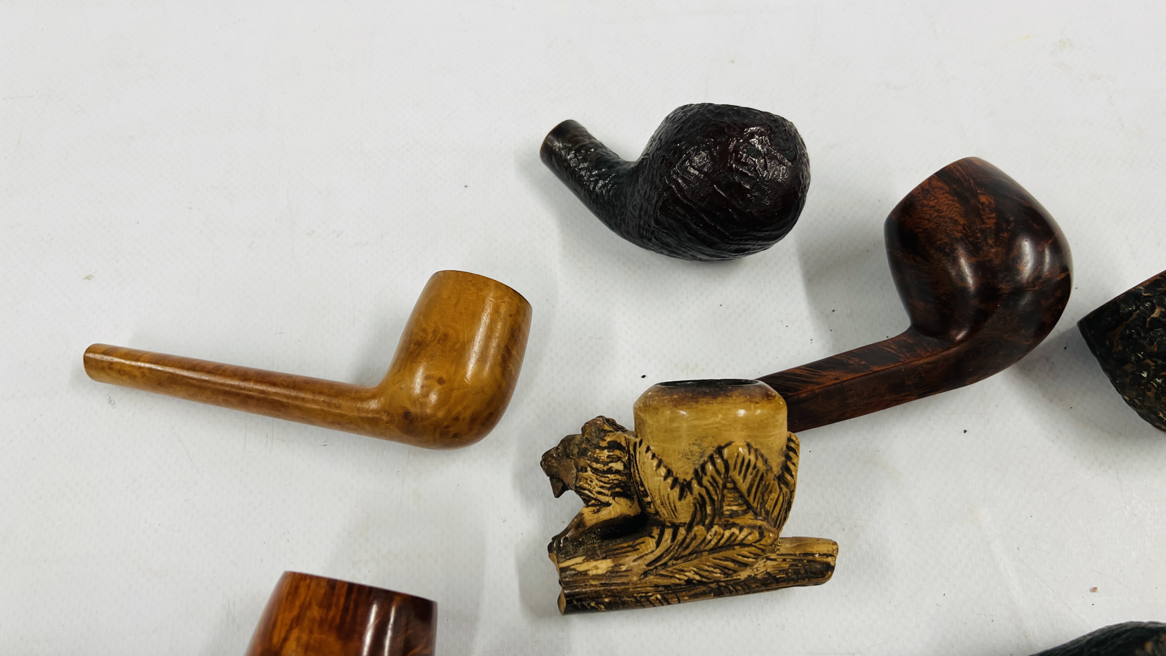 A GROUP OF 8 VINTAGE TOBACCO SMOKING PIPES (NO STEMS) TO INCLUDE BRIAR WOOD EXAMPLES & EXAMPLES - Image 8 of 9