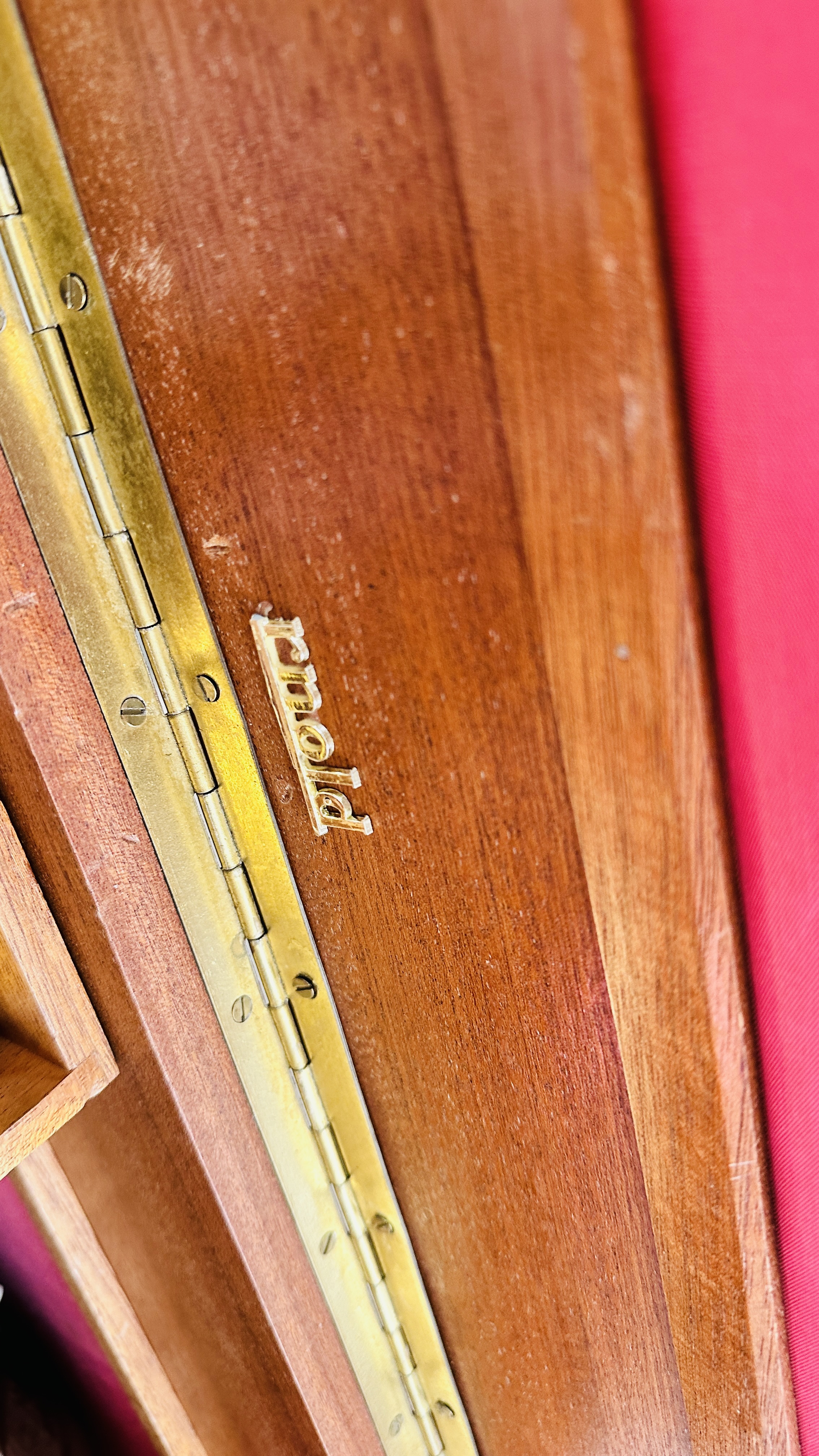 A MID CENTURY TEAK FINISH 'RNOLD' SEWING BOX CONTAINING LARGE QUANTITY MIXED SEWING ACCESSORIES - Image 4 of 5