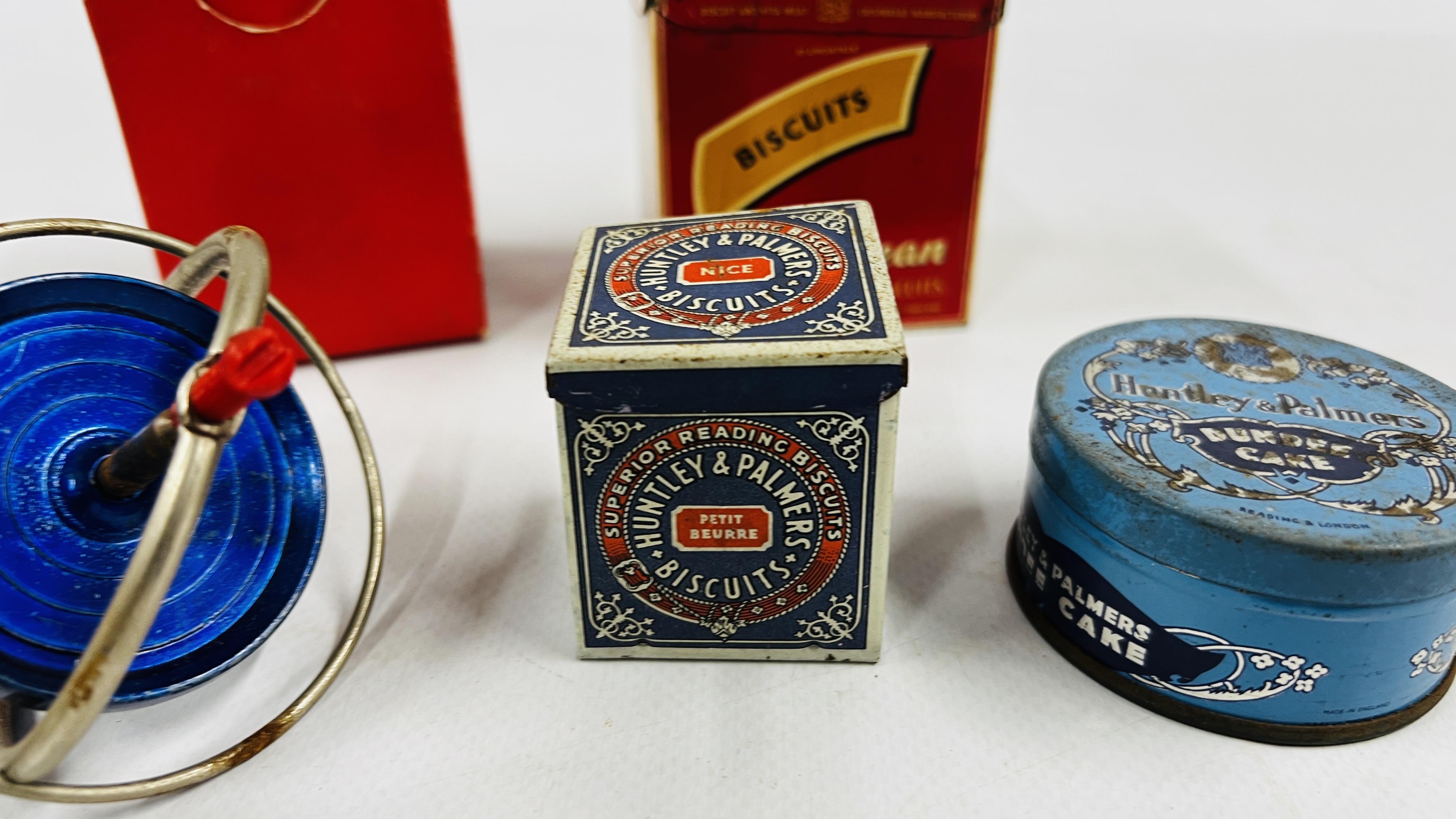 TWO VINTAGE MINIATURE BISCUIT TINS TO INCLUDE A PEEK FREAN H 6.5 X W 6CM X D 5. - Image 3 of 6