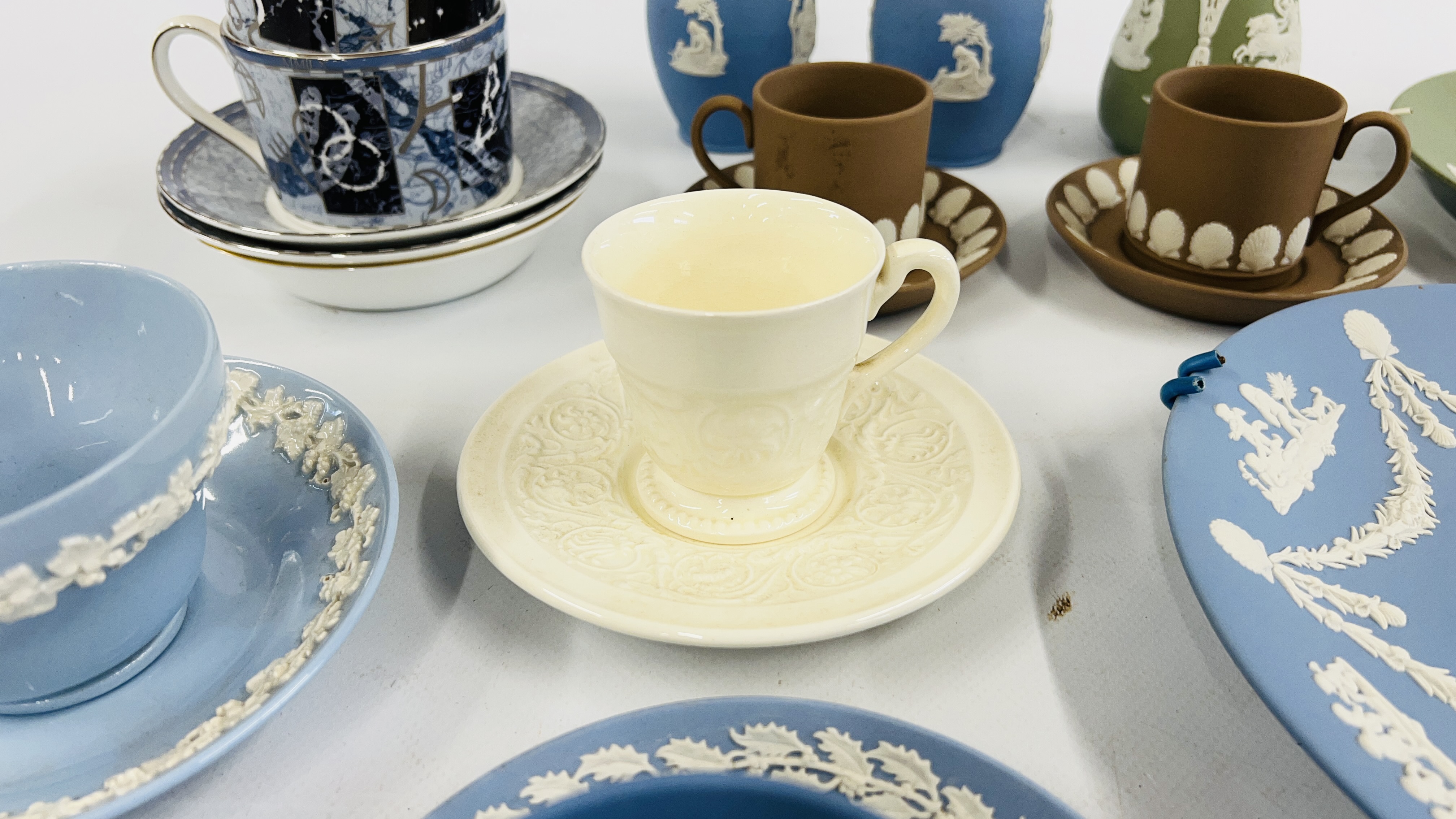 A LARGE GROUP OF WEDGEWOOD TO INCLUDE CUPS AND SAUCERS, PLATES, CANDLESTICK HOLDERS ETC. - Image 9 of 12