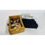 A WOODEN BOX CONTAINING A QUANTITY OF MIXED UK AND COINAGE AND DISPLAY CONTAINERS.