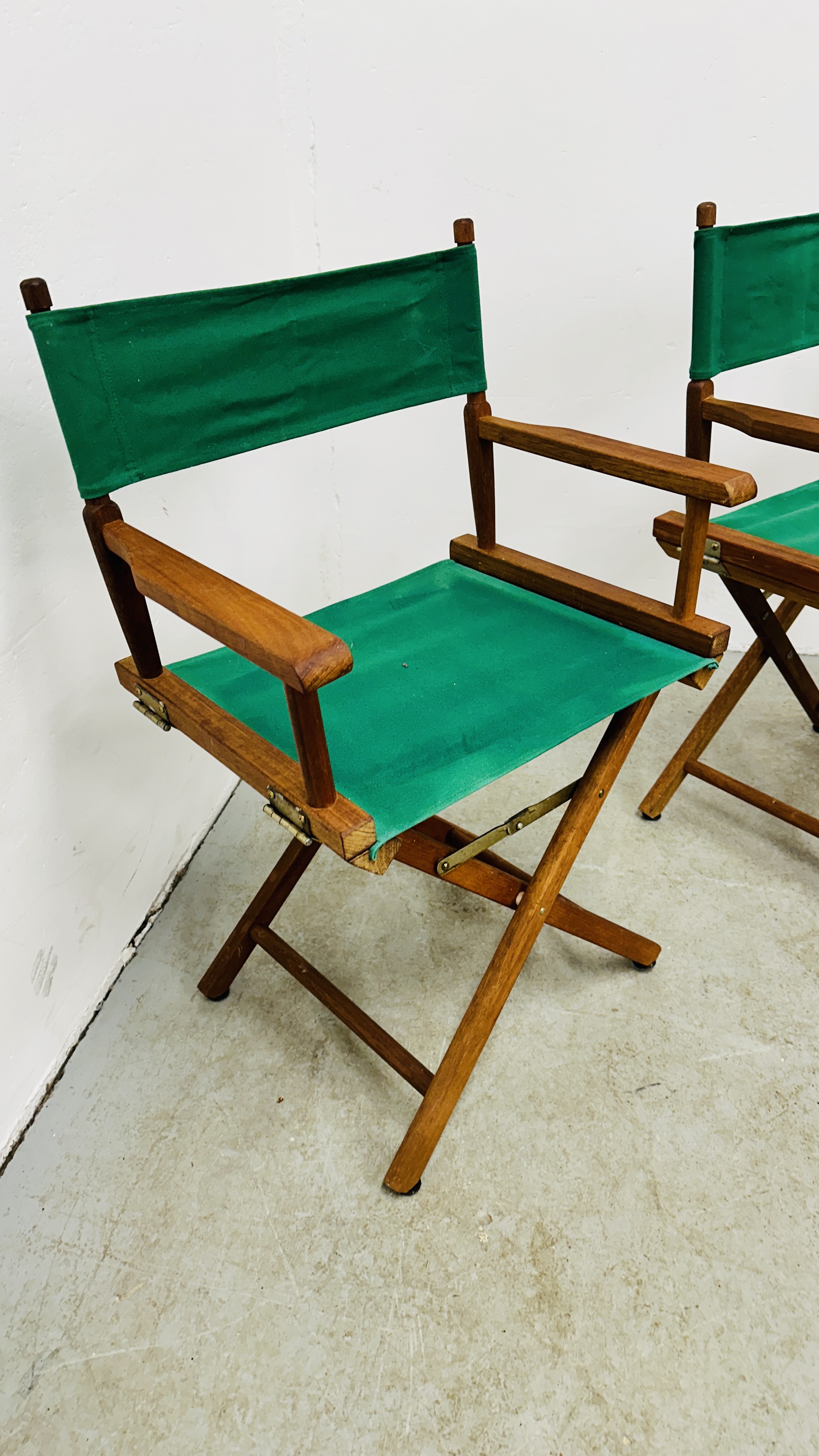 A PAIR OF HARDWOOD FRAMED FOLDING DIRECTORS STYLE CHAIRS. - Image 4 of 4