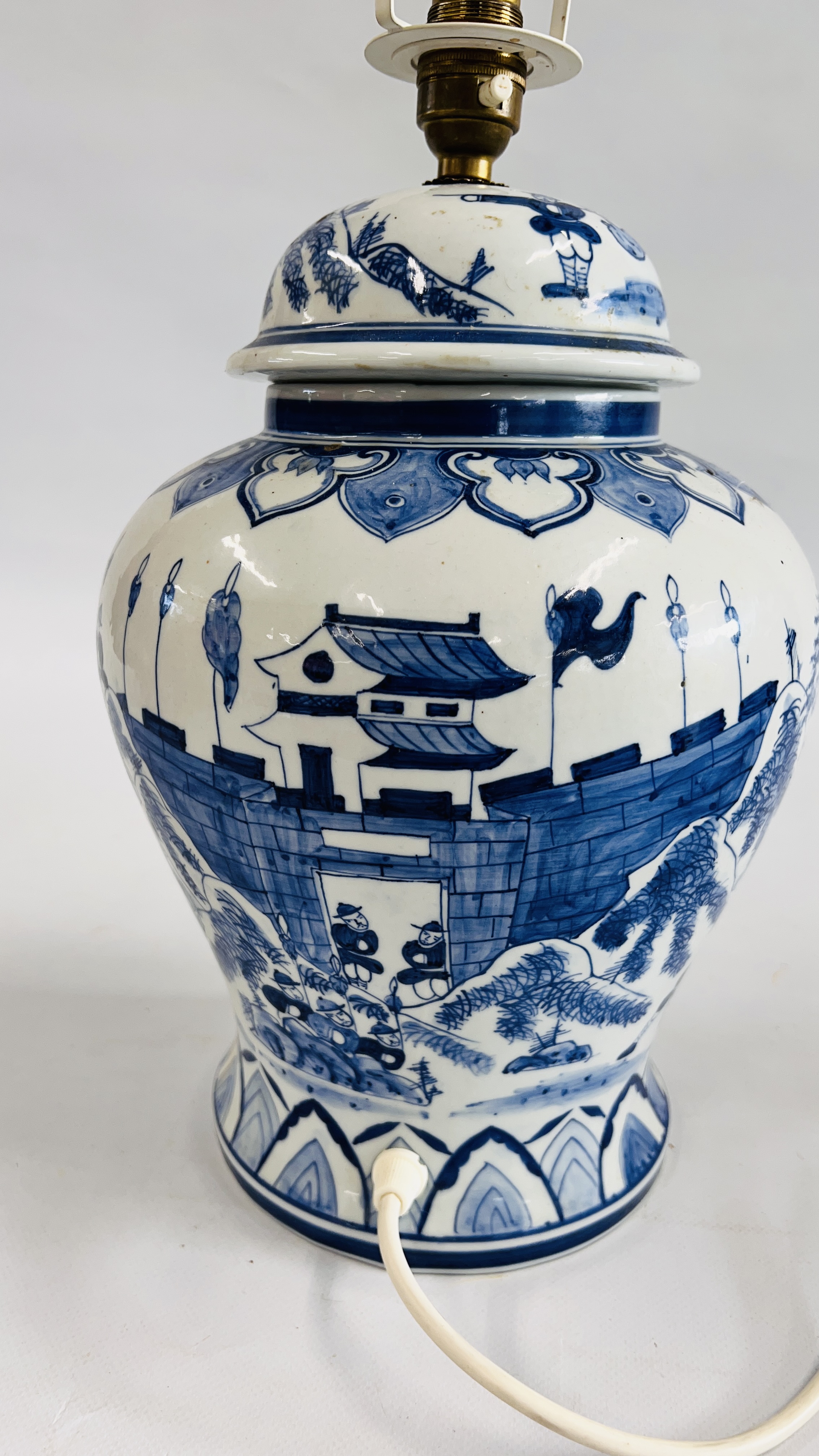 A VINTAGE STYLE BLUE AND WHITE ORIENTAL GINGER JAR LAMP, H 30CM - SOLD AS SEEN. - Image 5 of 6