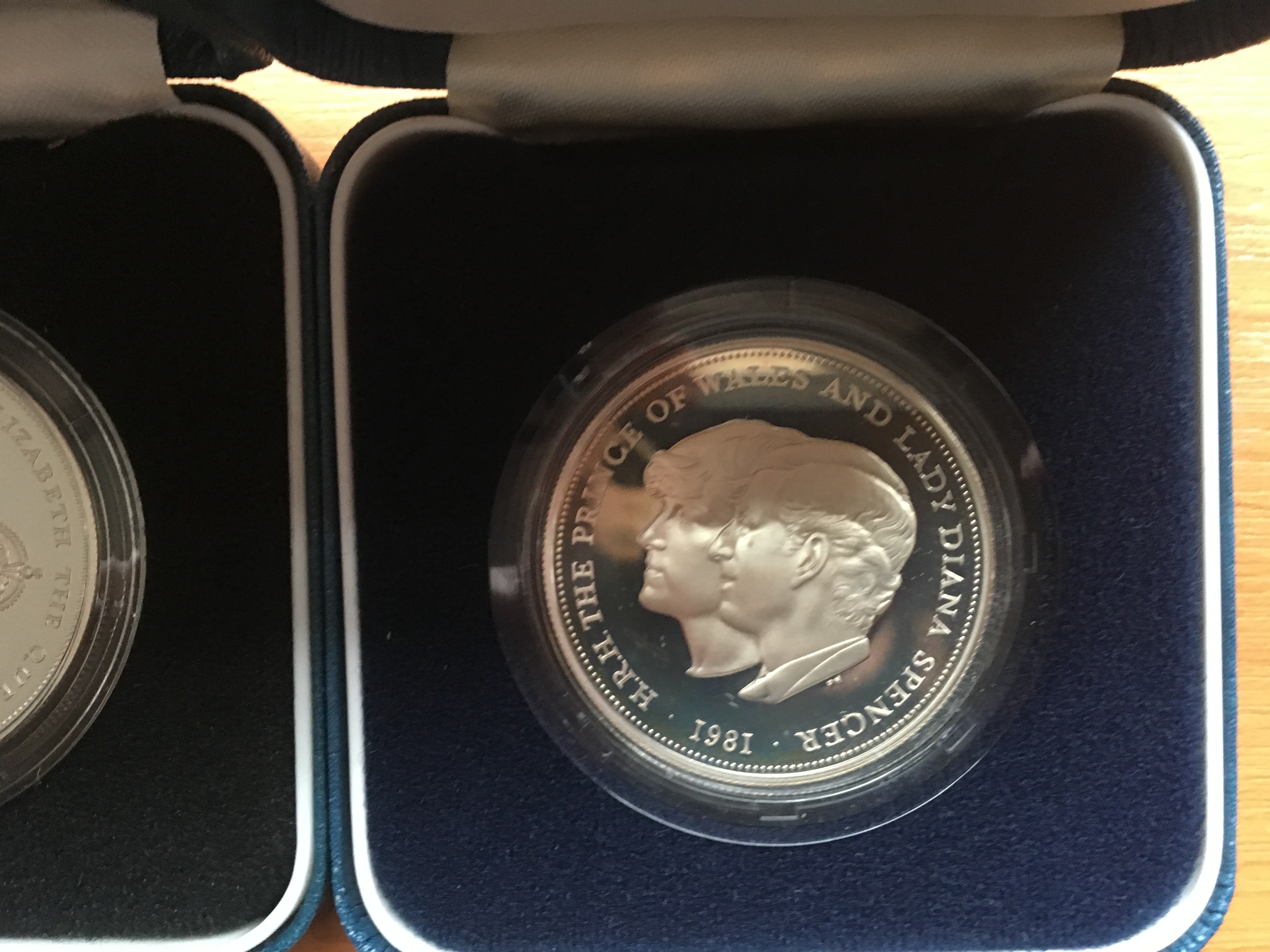 COINS: UK SILVER PROOF CROWNS, 1981, 1990, 1993 ALL IN CASES (3). - Image 3 of 4