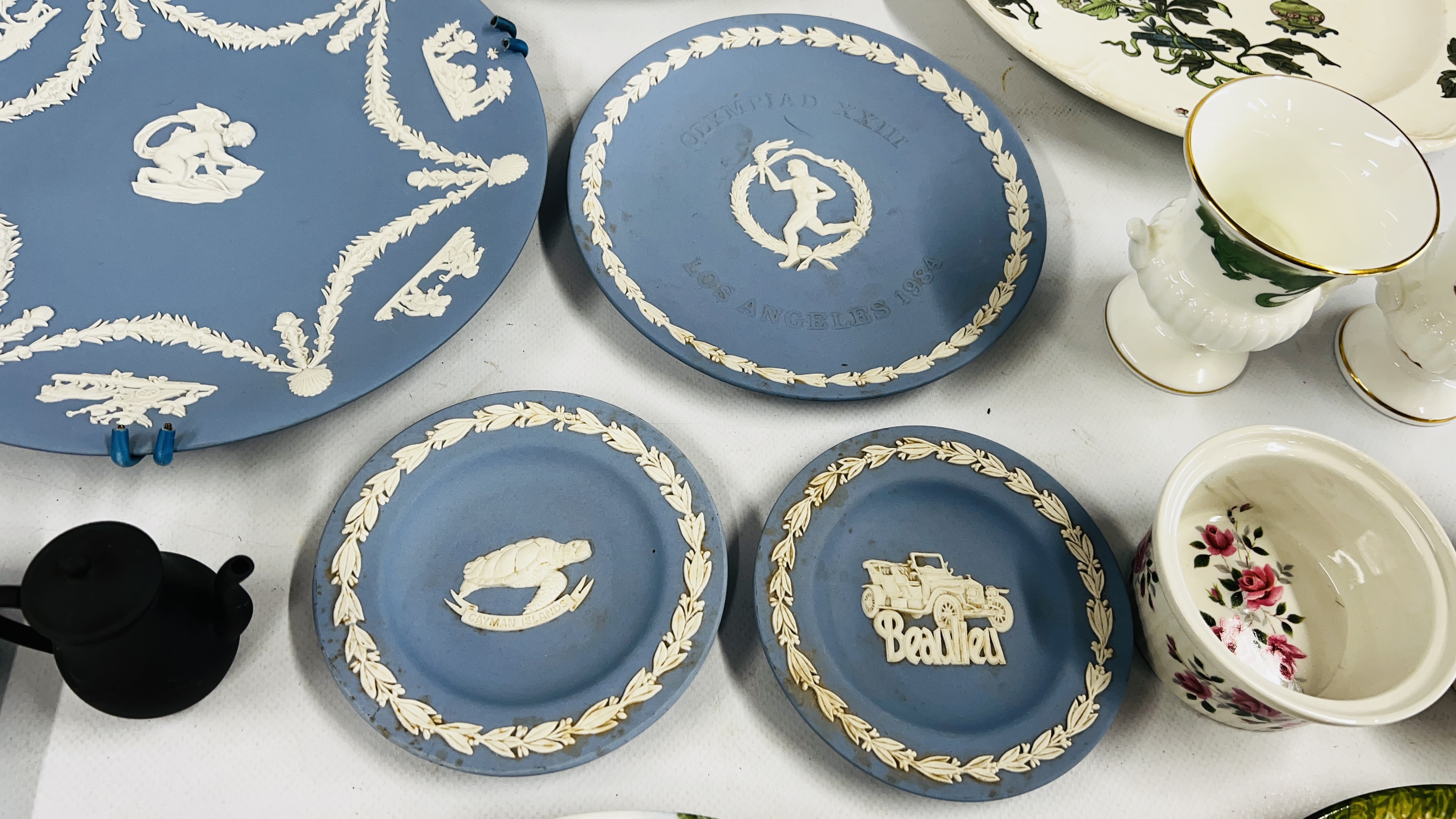 A LARGE GROUP OF WEDGEWOOD TO INCLUDE CUPS AND SAUCERS, PLATES, CANDLESTICK HOLDERS ETC. - Image 6 of 12